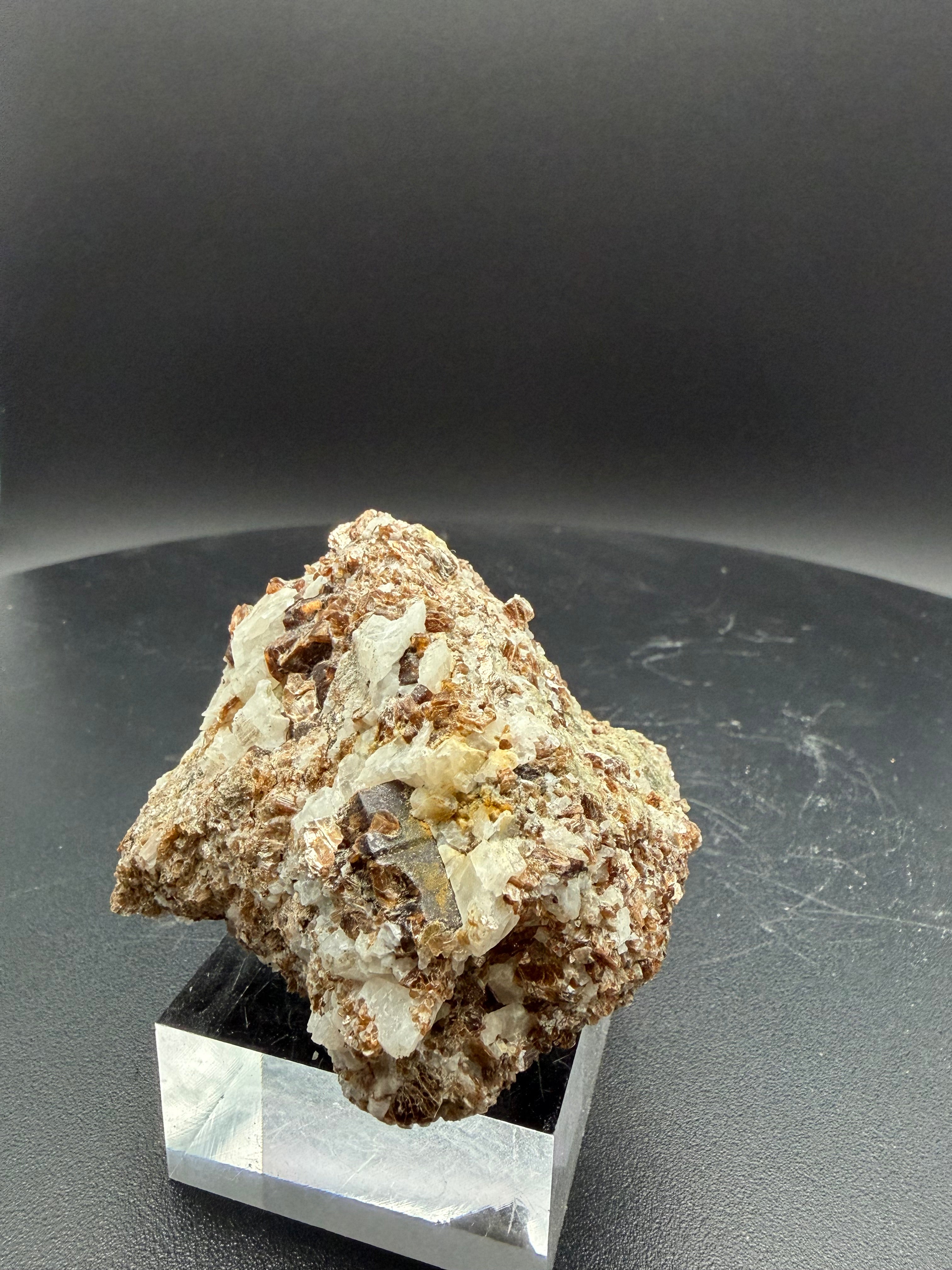 Phlogopite, diopside vert pâle, calcite et scapolite fluorescents sur matrice – 7,5×7×4,5 cm