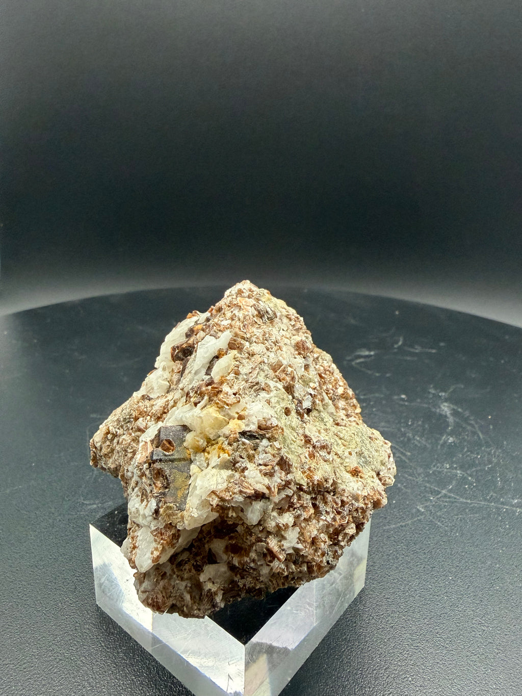 Phlogopite, diopside vert pâle, calcite et scapolite fluorescents sur matrice – 7,5×7×4,5 cm