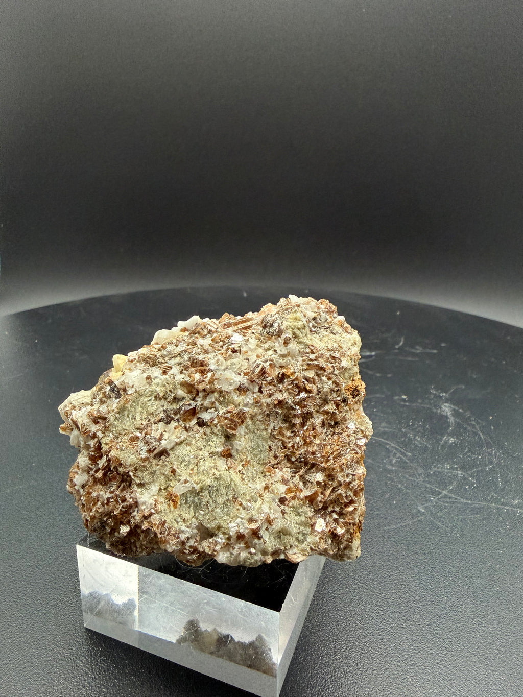 Phlogopite, diopside vert pâle, calcite et scapolite fluorescents sur matrice – 7,5×7×4,5 cm