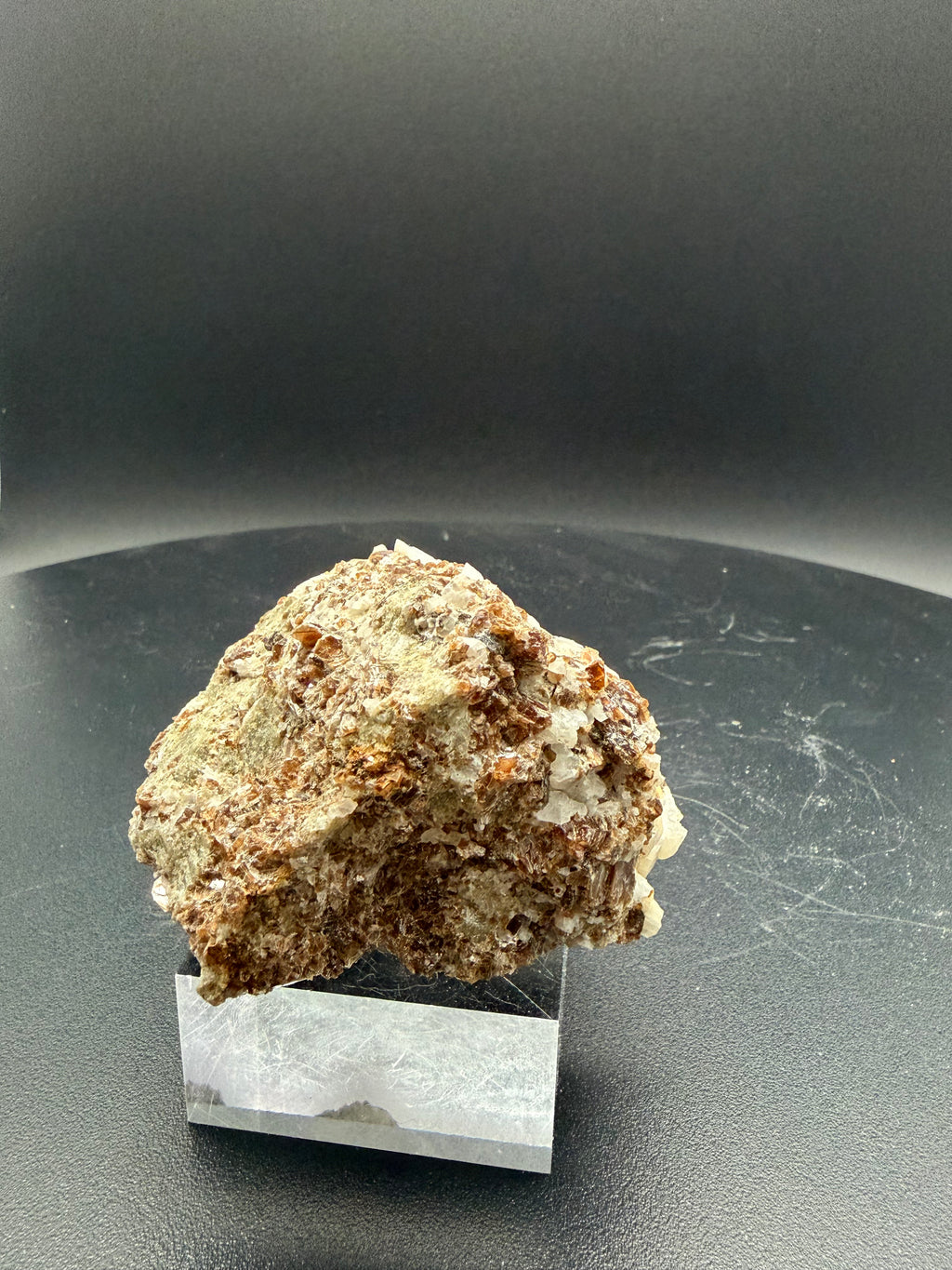 Phlogopite, diopside vert pâle, calcite et scapolite fluorescents sur matrice – 7,5×7×4,5 cm