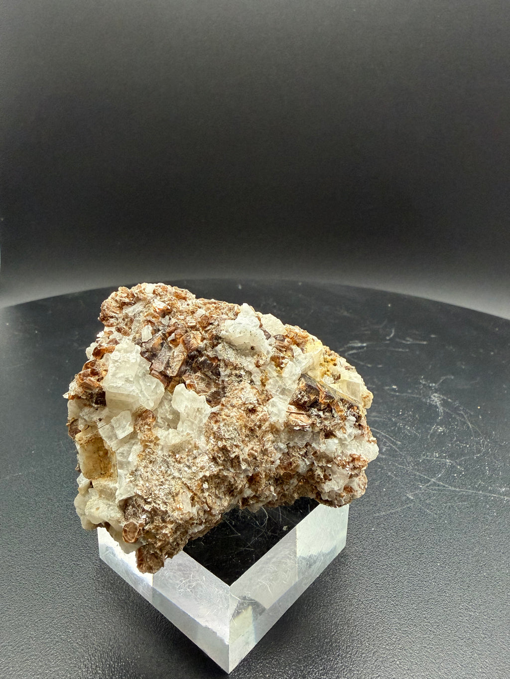 Phlogopite, diopside vert pâle, calcite et scapolite fluorescents sur matrice – 7,5×7×4,5 cm