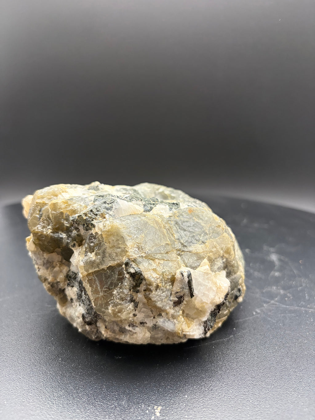 Diopside jaune fluorescent avec calcite et mica sur matrice – 12×10×6 cm
