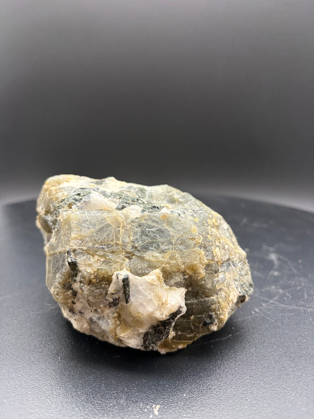 Diopside jaune fluorescent avec calcite et mica sur matrice – 12×10×6 cm