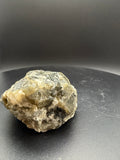 Diopside jaune fluorescent avec calcite et mica sur matrice – 12×10×6 cm