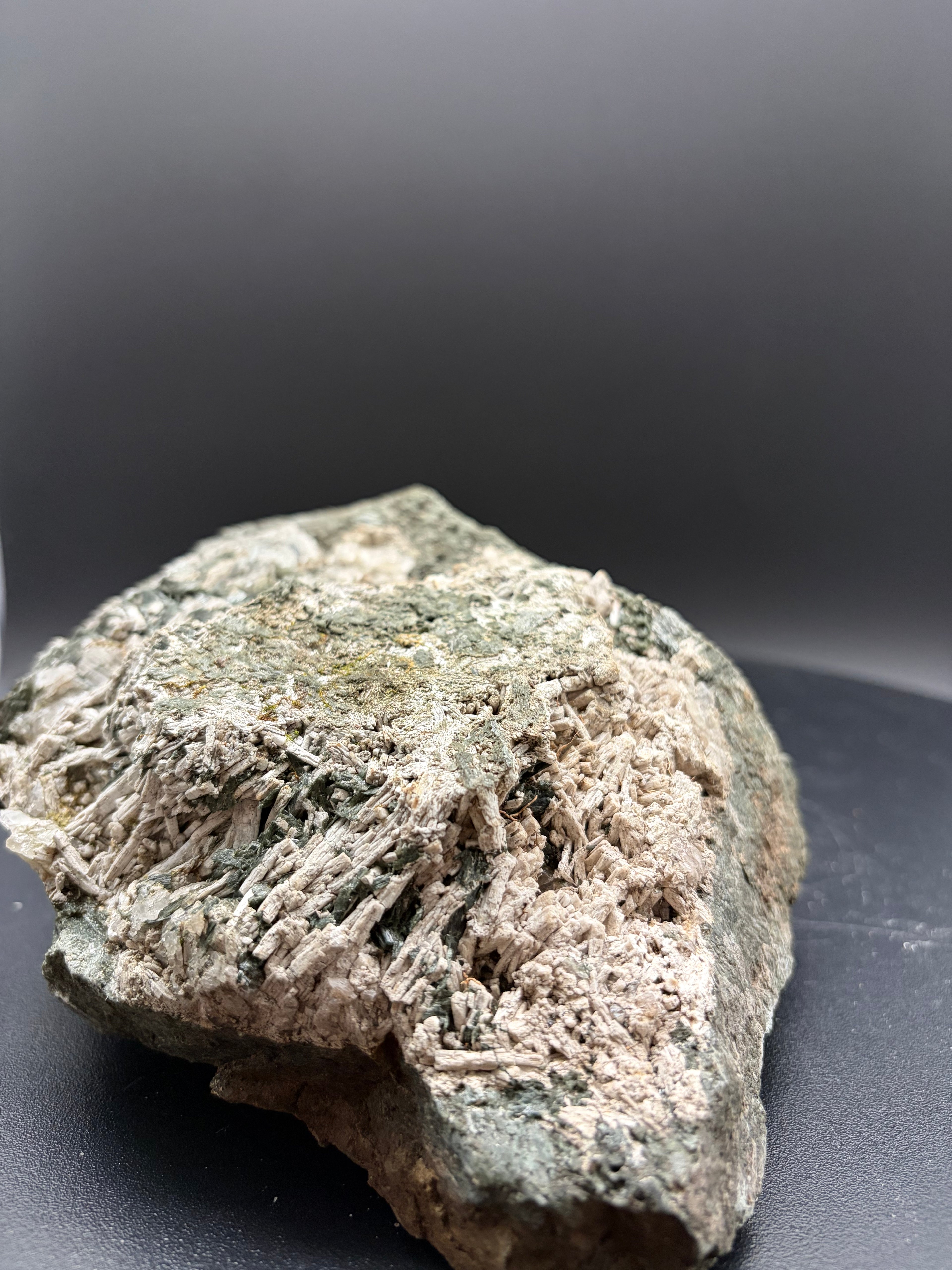 Scapolite fluorescente avec actinolite verte et quartz sur matrice – 19×14×8,5 cm, Sp#189