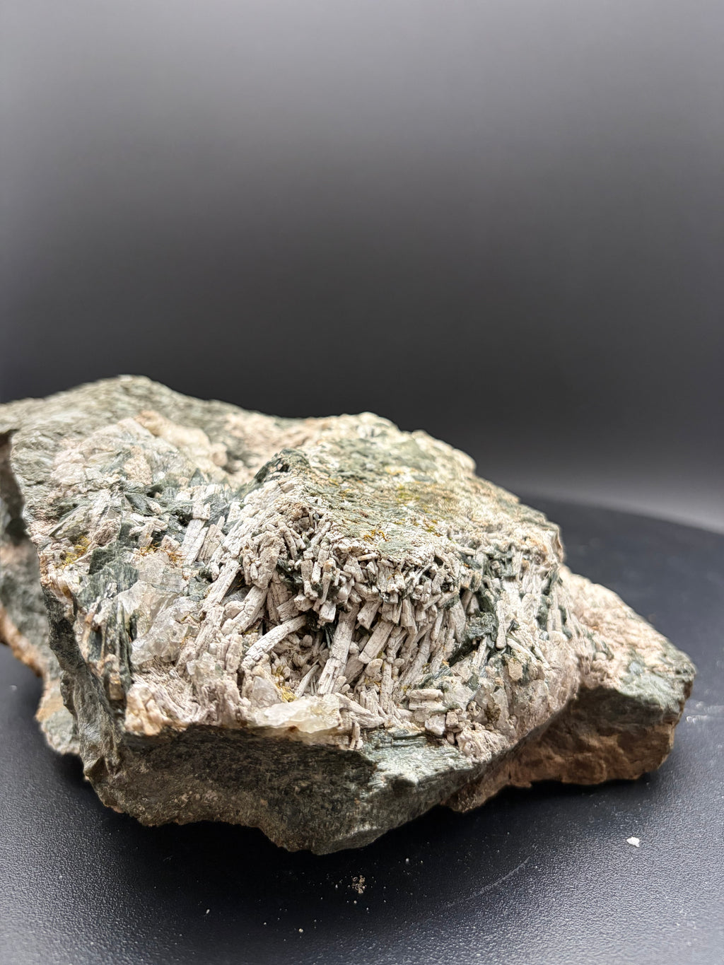 Scapolite fluorescente avec actinolite verte et quartz sur matrice – 19×14×8,5 cm, Sp#189