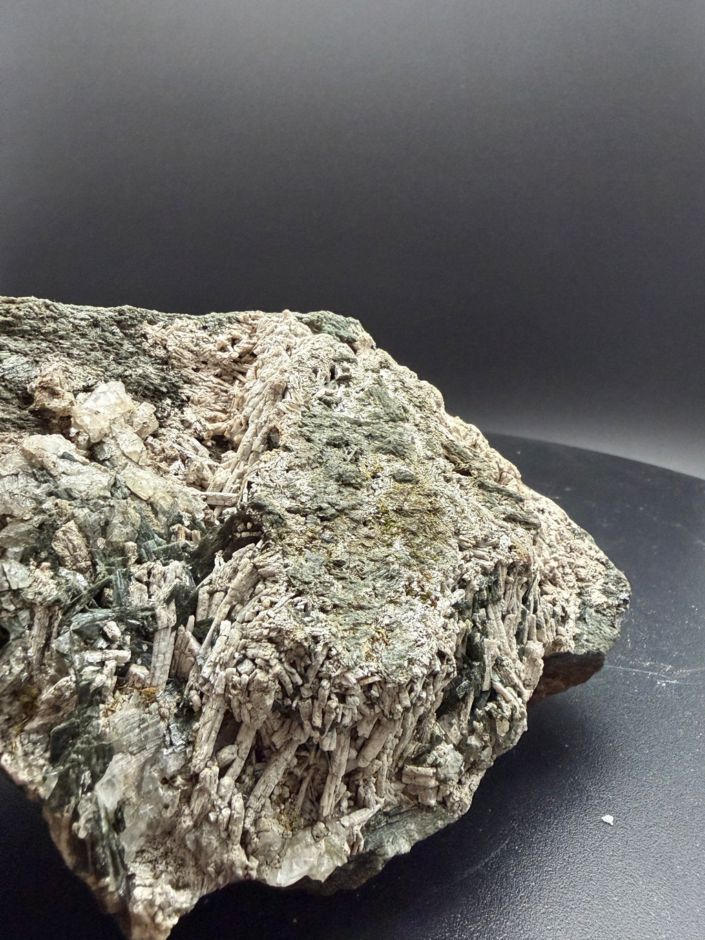 Scapolite fluorescente avec actinolite verte et quartz sur matrice – 19×14×8,5 cm, Sp#189