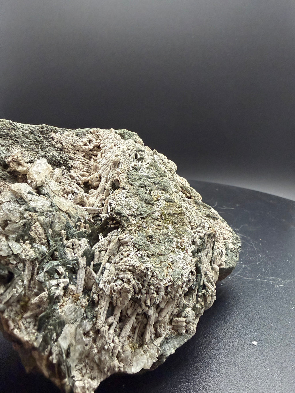 Scapolite fluorescente avec actinolite verte et quartz sur matrice – 19×14×8,5 cm, Sp#189
