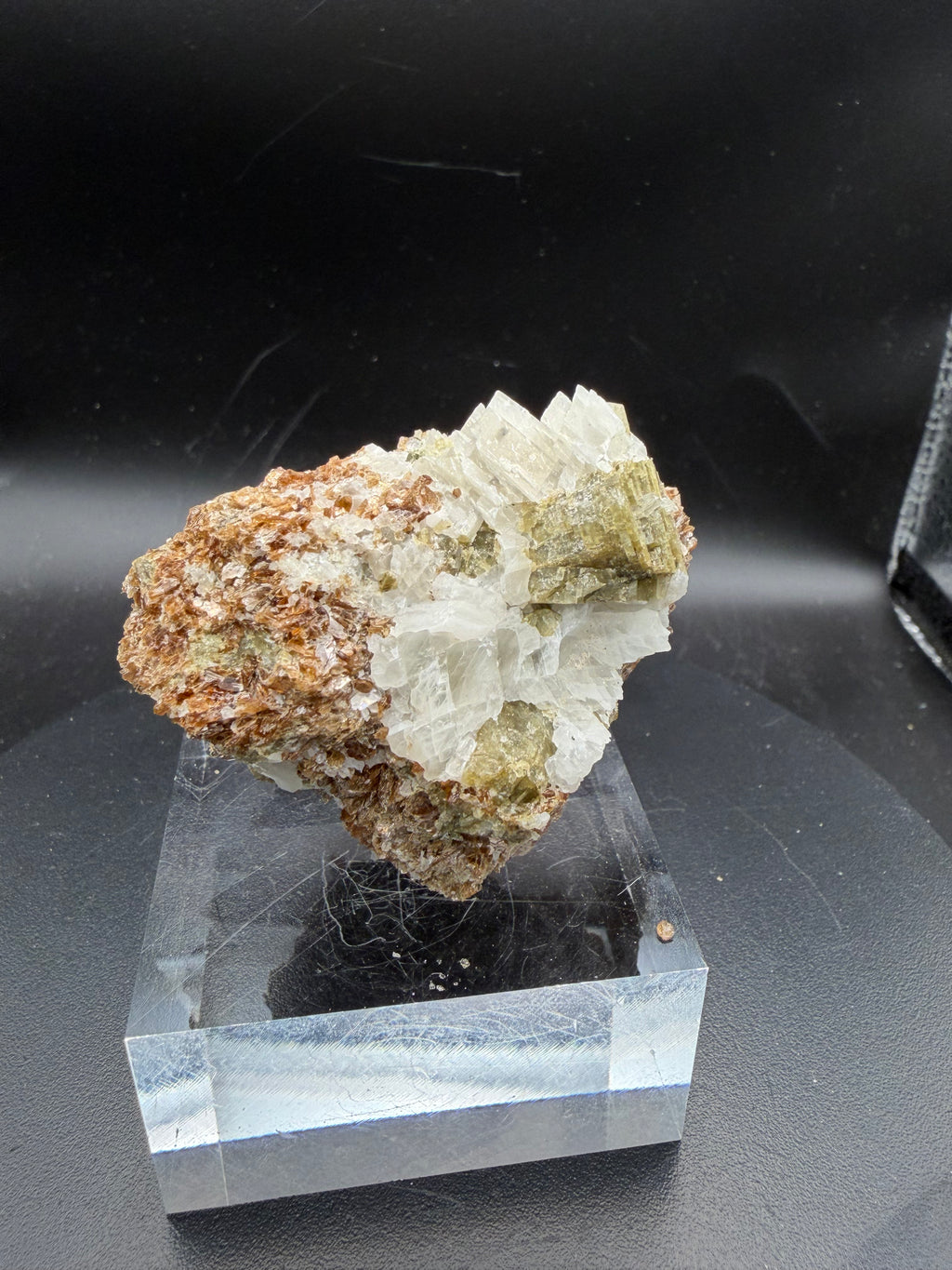 Phlogopite Ambré Fluorescent sur Calcite & Diopside – Kazabazua, Québec