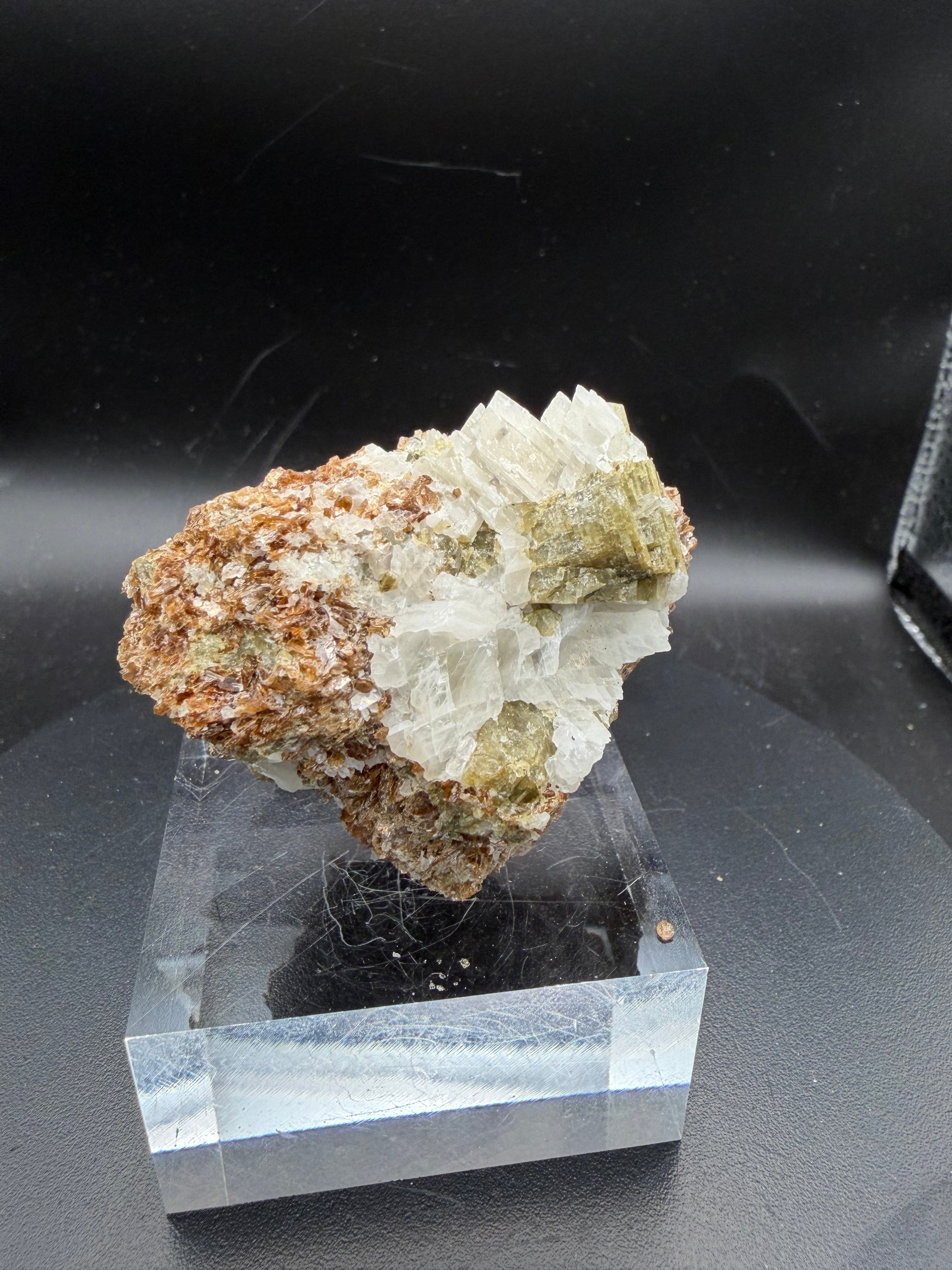 Phlogopite Ambré Fluorescent sur Calcite & Diopside – Kazabazua, Québec