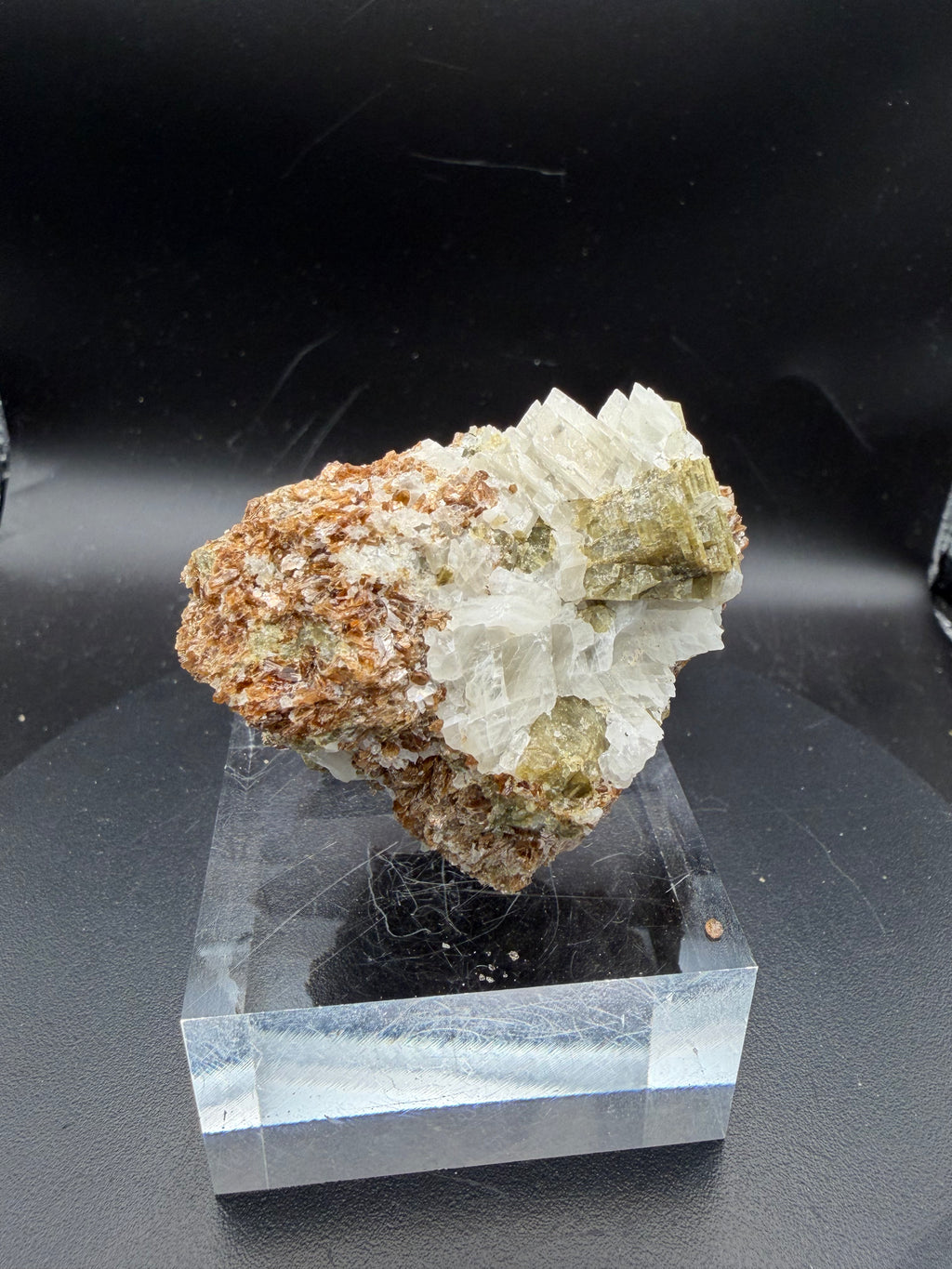 Phlogopite Ambré Fluorescent sur Calcite & Diopside – Kazabazua, Québec