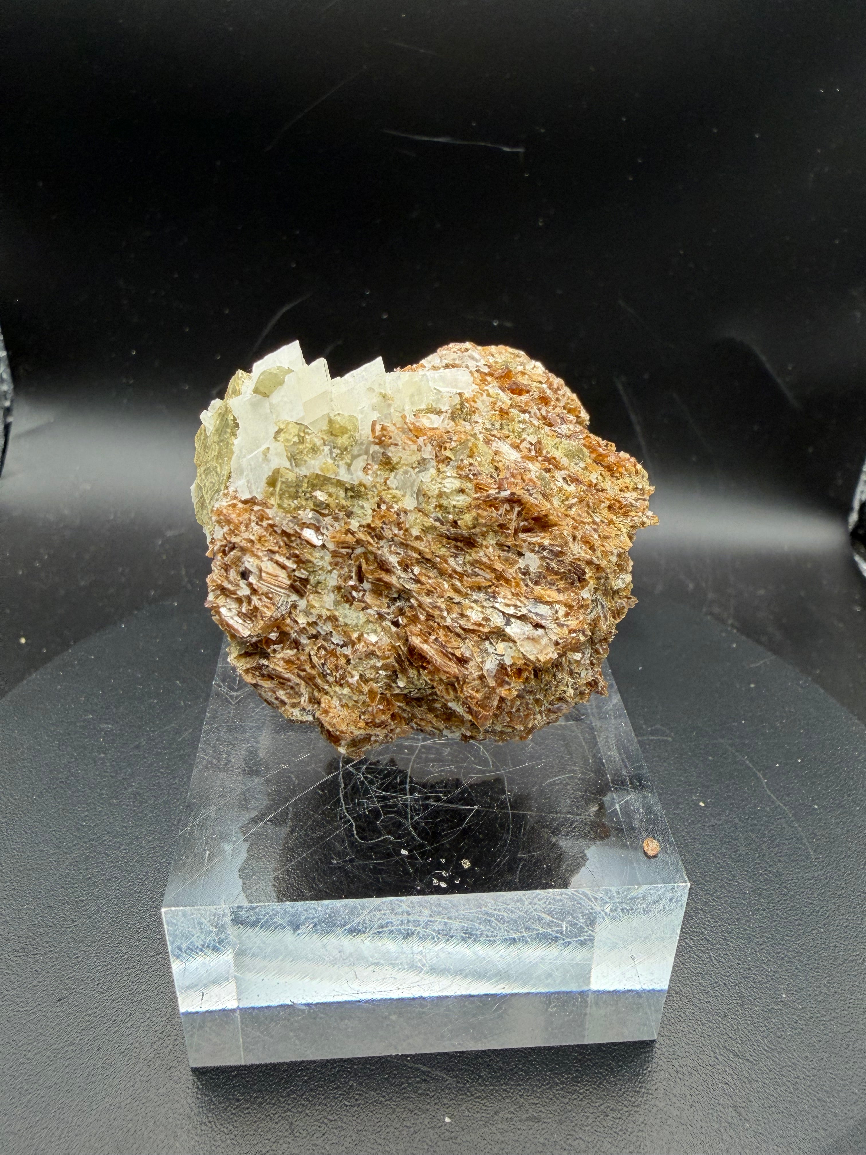 Phlogopite Ambré Fluorescent sur Calcite & Diopside – Kazabazua, Québec