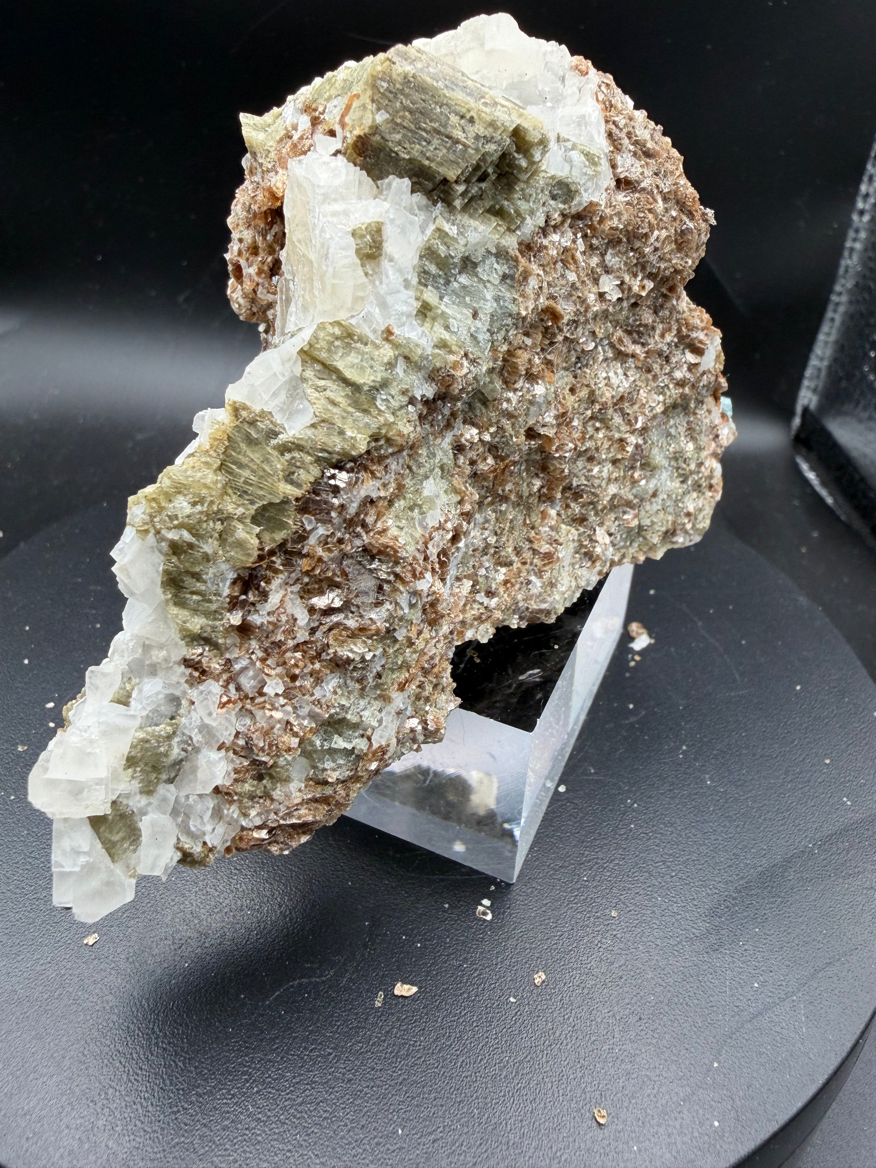 Diopside vert pâle, Phlogopite & Calcite – Kazabazua, Québec