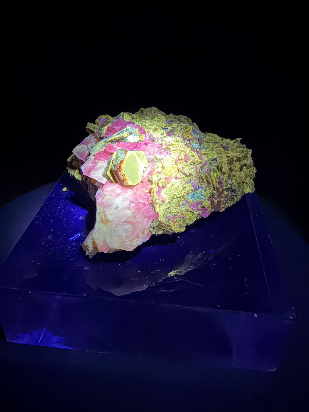 Phlogopite Ambré Fluorescent sur Calcite & Diopside – Kazabazua, Québec