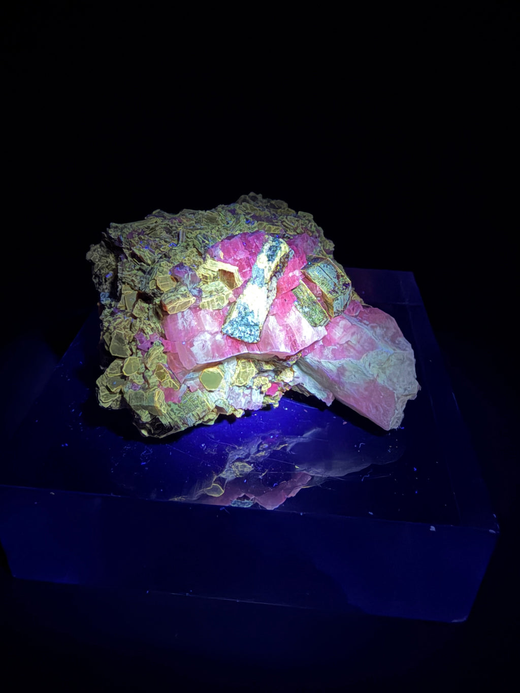 Phlogopite Ambré Fluorescent sur Calcite & Diopside – Kazabazua, Québec