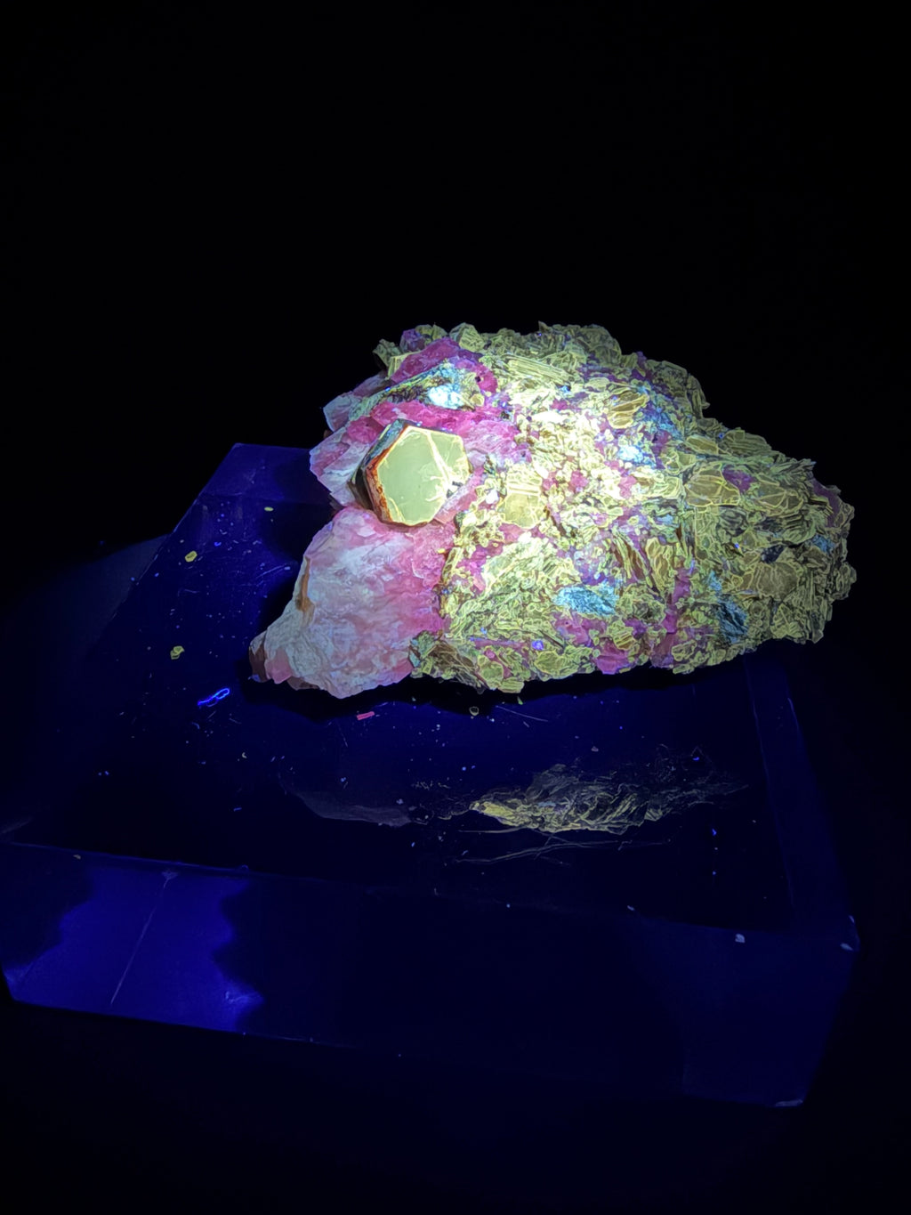 Phlogopite Ambré Fluorescent sur Calcite & Diopside – Kazabazua, Québec