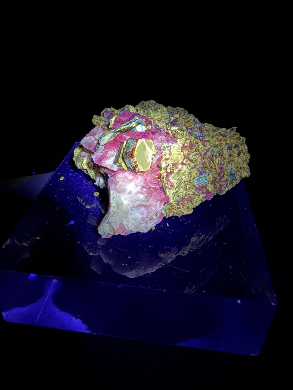 Phlogopite Ambré Fluorescent sur Calcite & Diopside – Kazabazua, Québec