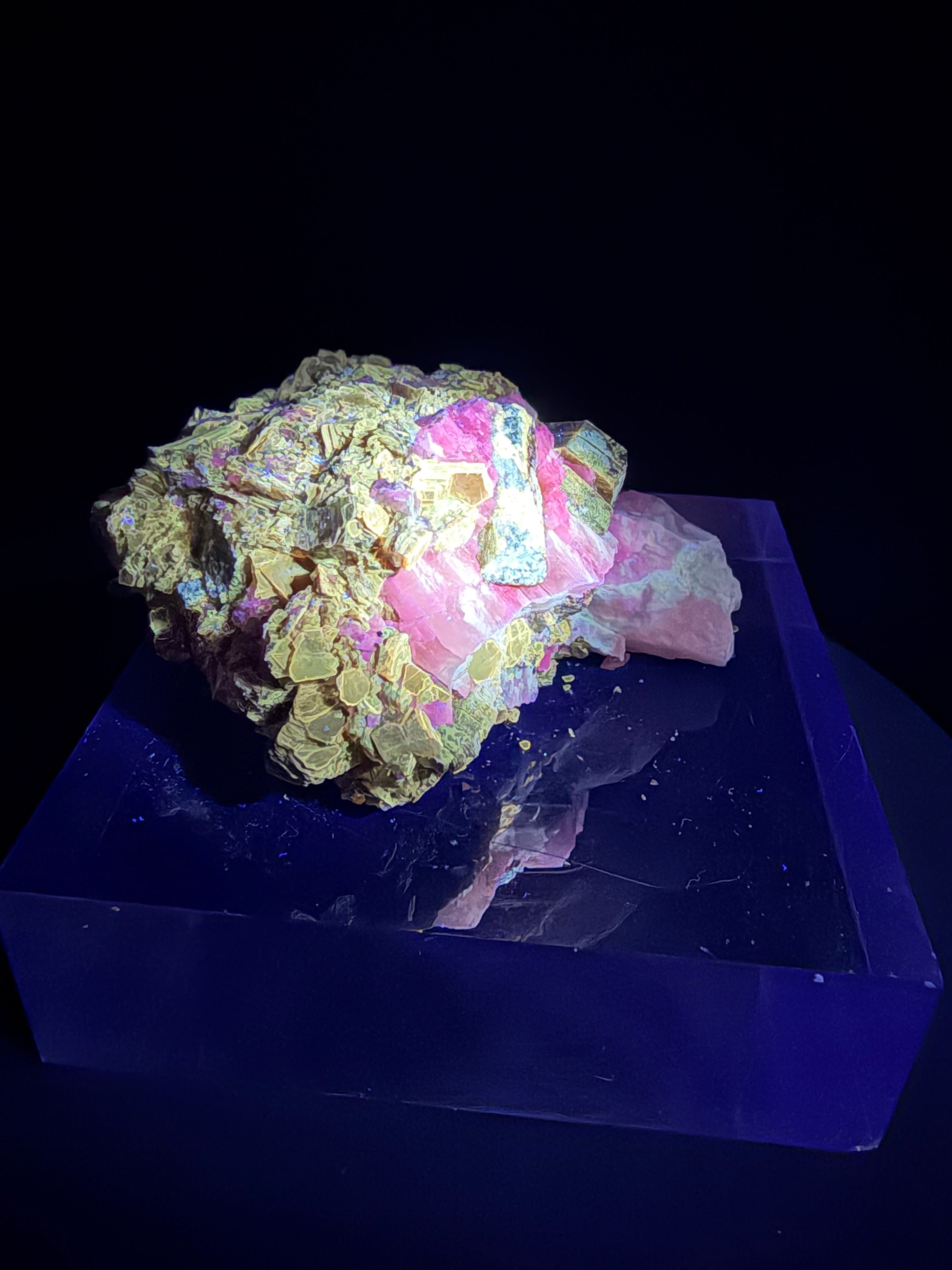 Phlogopite Ambré Fluorescent sur Calcite & Diopside – Kazabazua, Québec