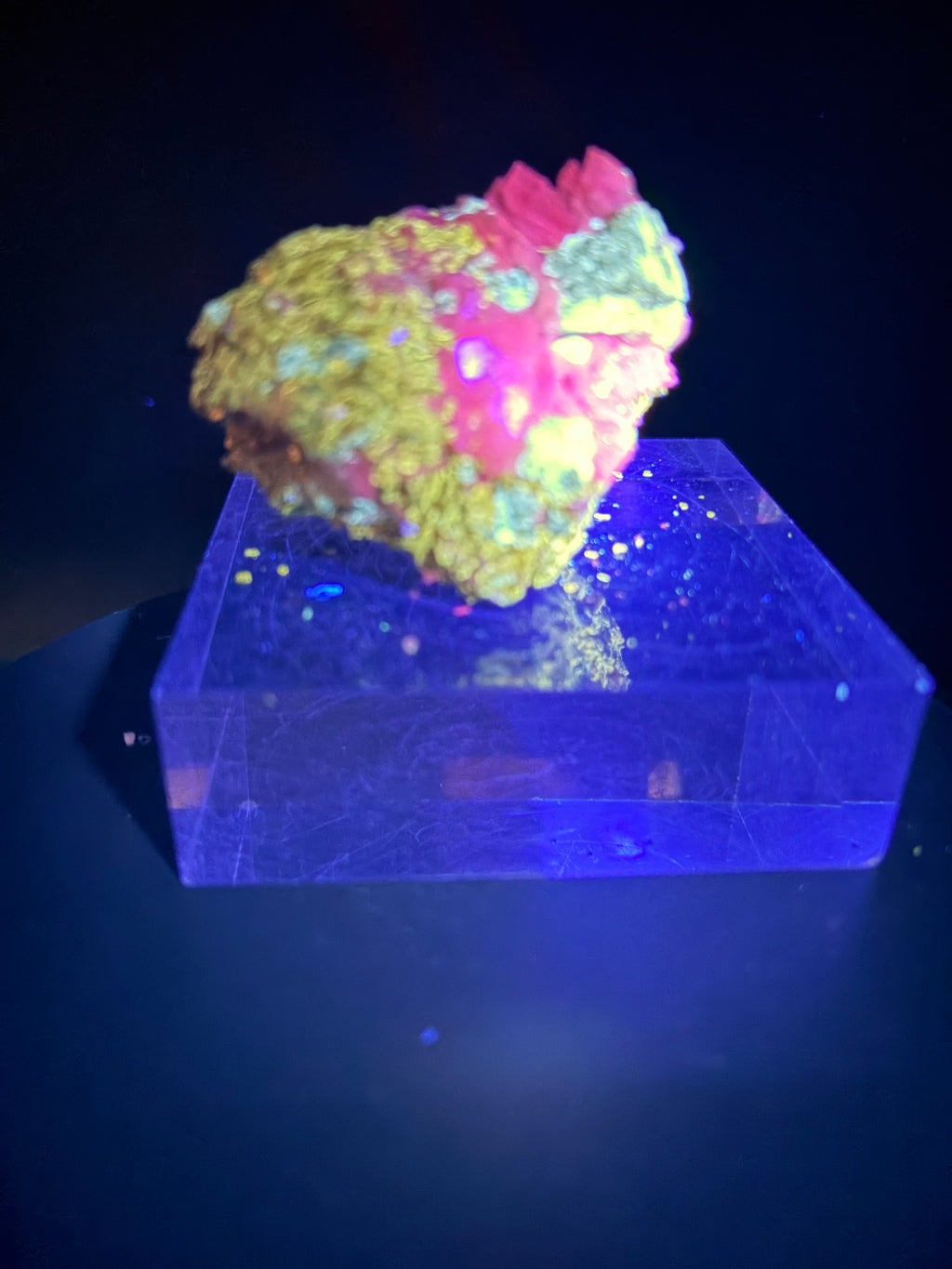 Phlogopite Ambré Fluorescent sur Calcite & Diopside – Kazabazua, Québec