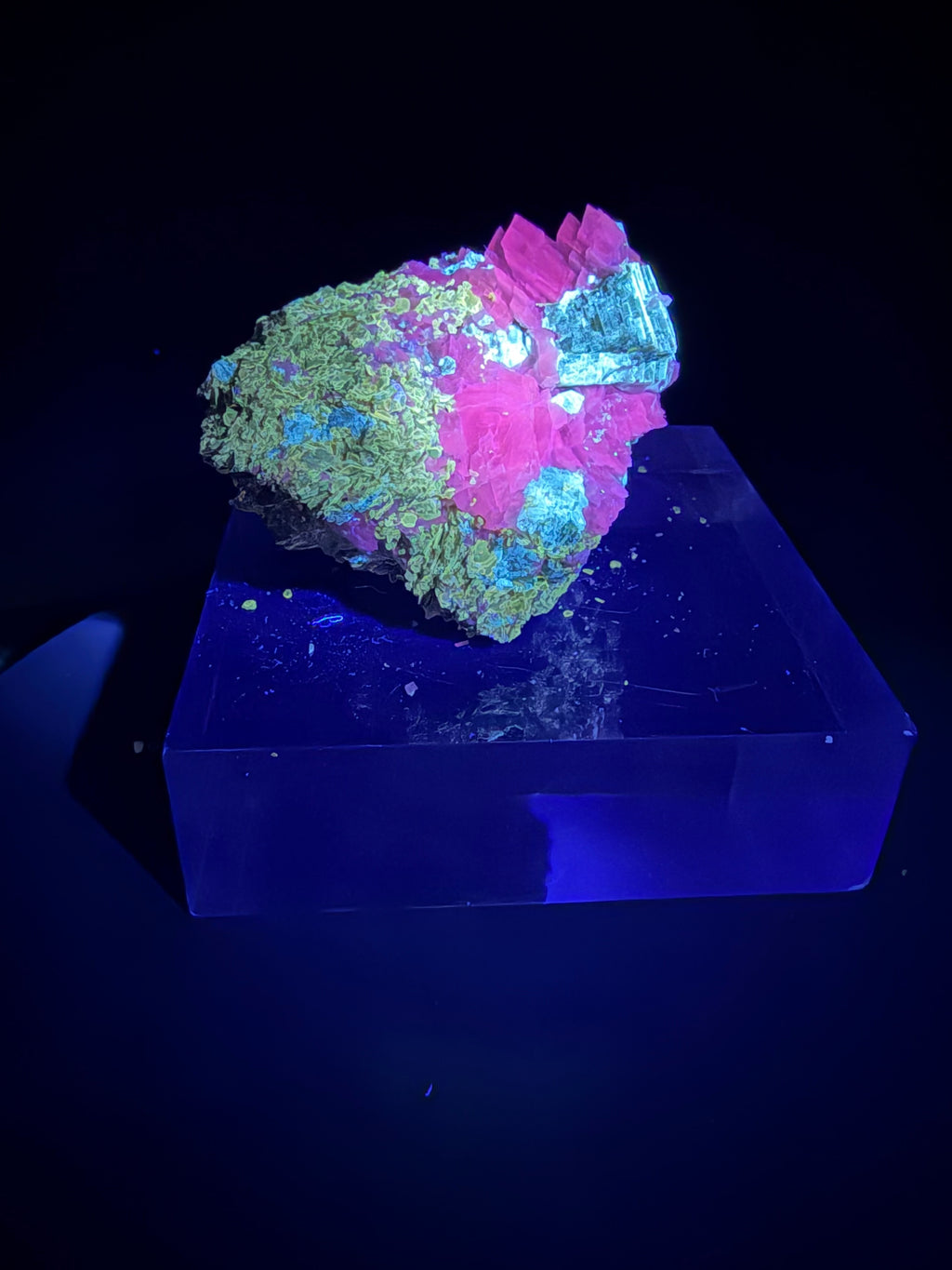 Phlogopite Ambré Fluorescent sur Calcite & Diopside – Kazabazua, Québec