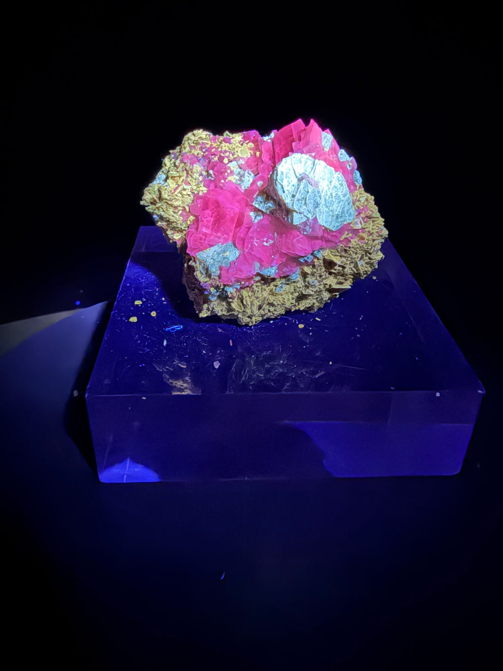 Phlogopite Ambré Fluorescent sur Calcite & Diopside – Kazabazua, Québec