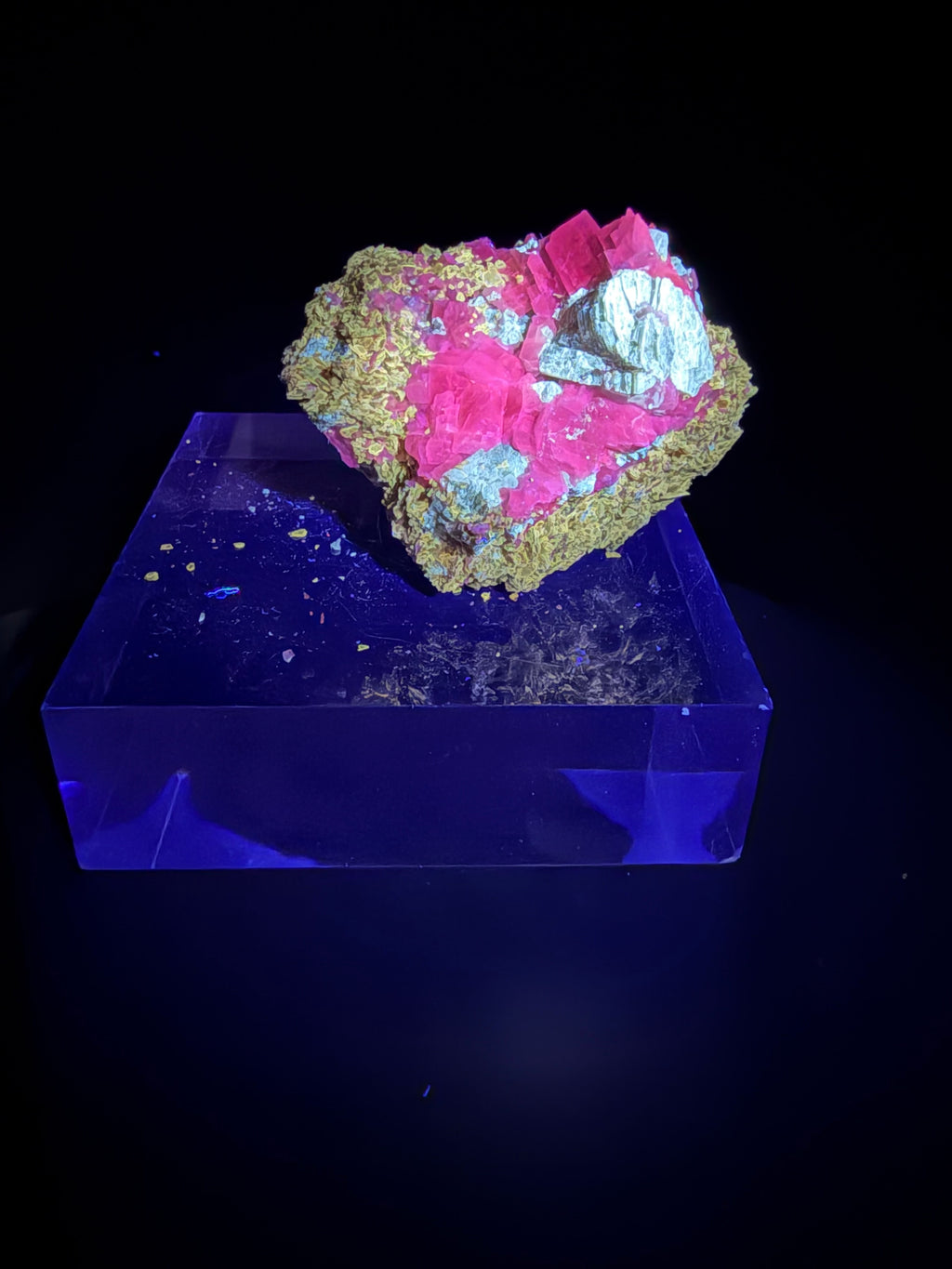Phlogopite Ambré Fluorescent sur Calcite & Diopside – Kazabazua, Québec
