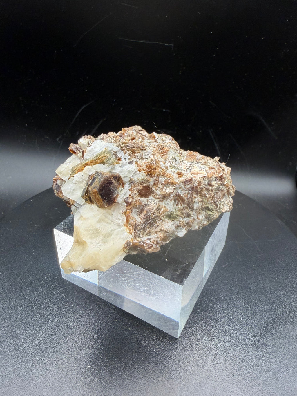 Phlogopite Ambré Fluorescent sur Calcite & Diopside – Kazabazua, Québec