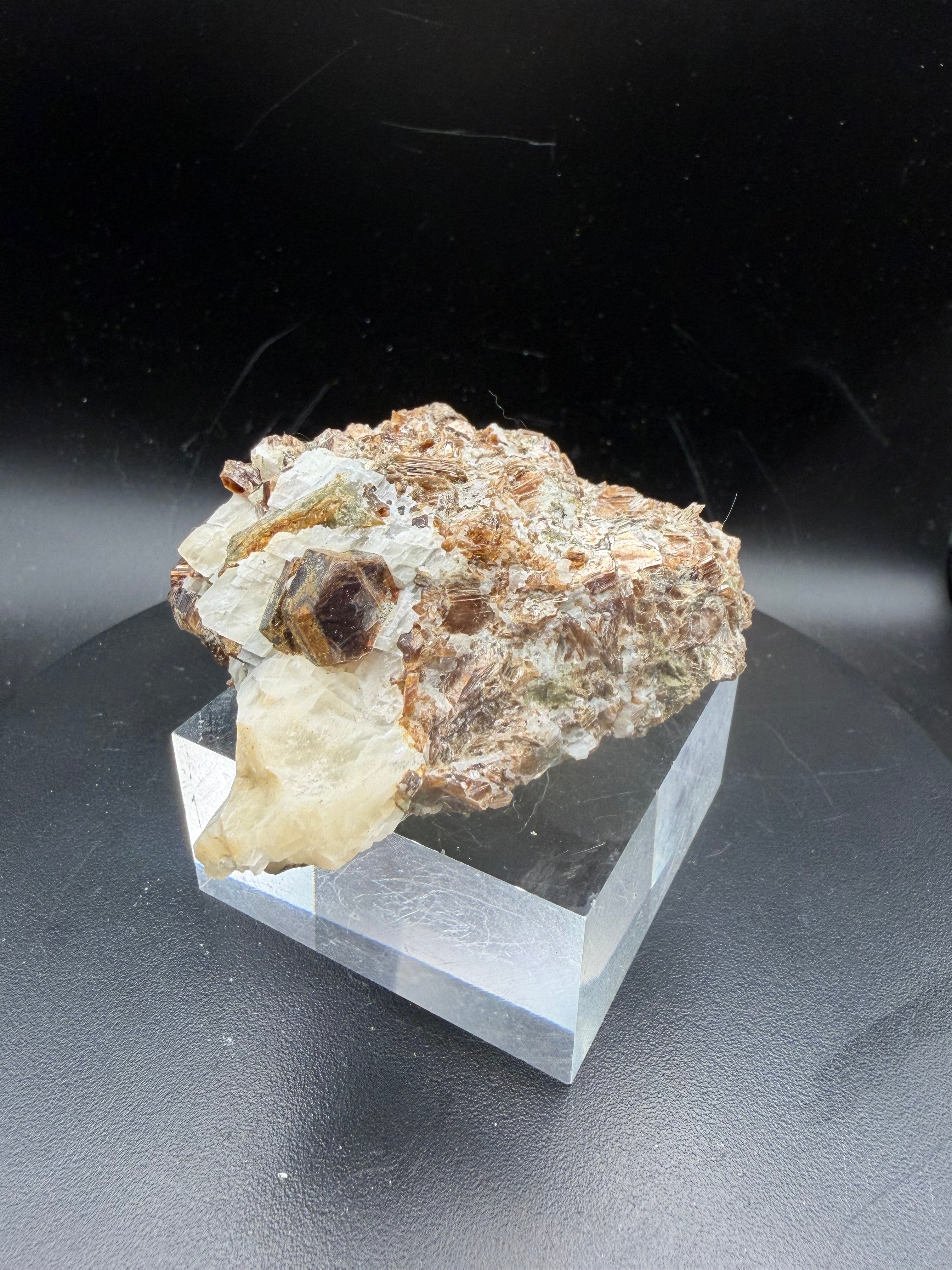 Phlogopite Ambré Fluorescent sur Calcite & Diopside – Kazabazua, Québec