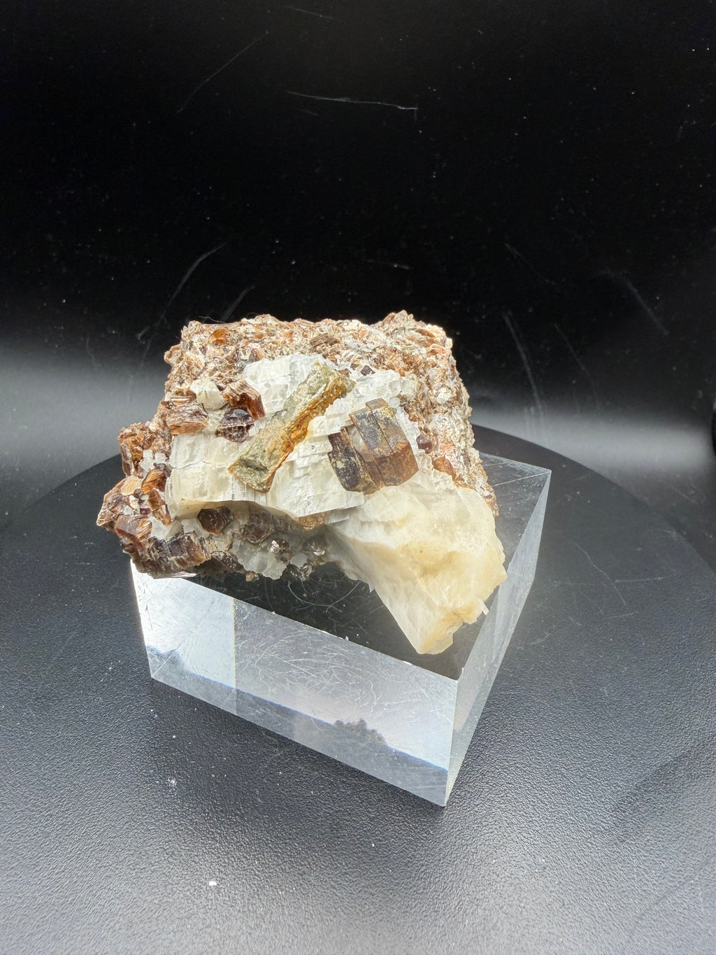 Phlogopite Ambré Fluorescent sur Calcite & Diopside – Kazabazua, Québec