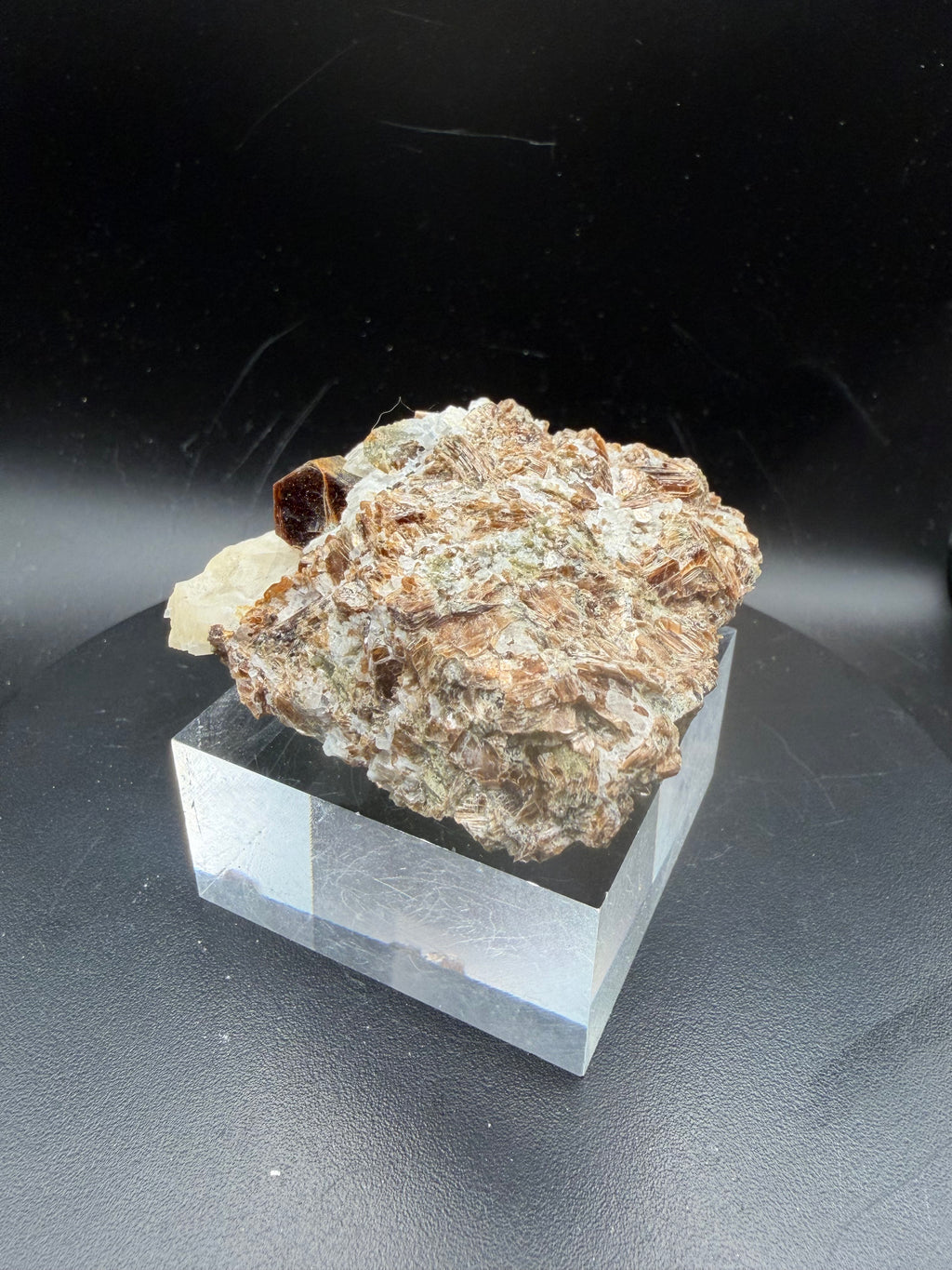 Phlogopite Ambré Fluorescent sur Calcite & Diopside – Kazabazua, Québec