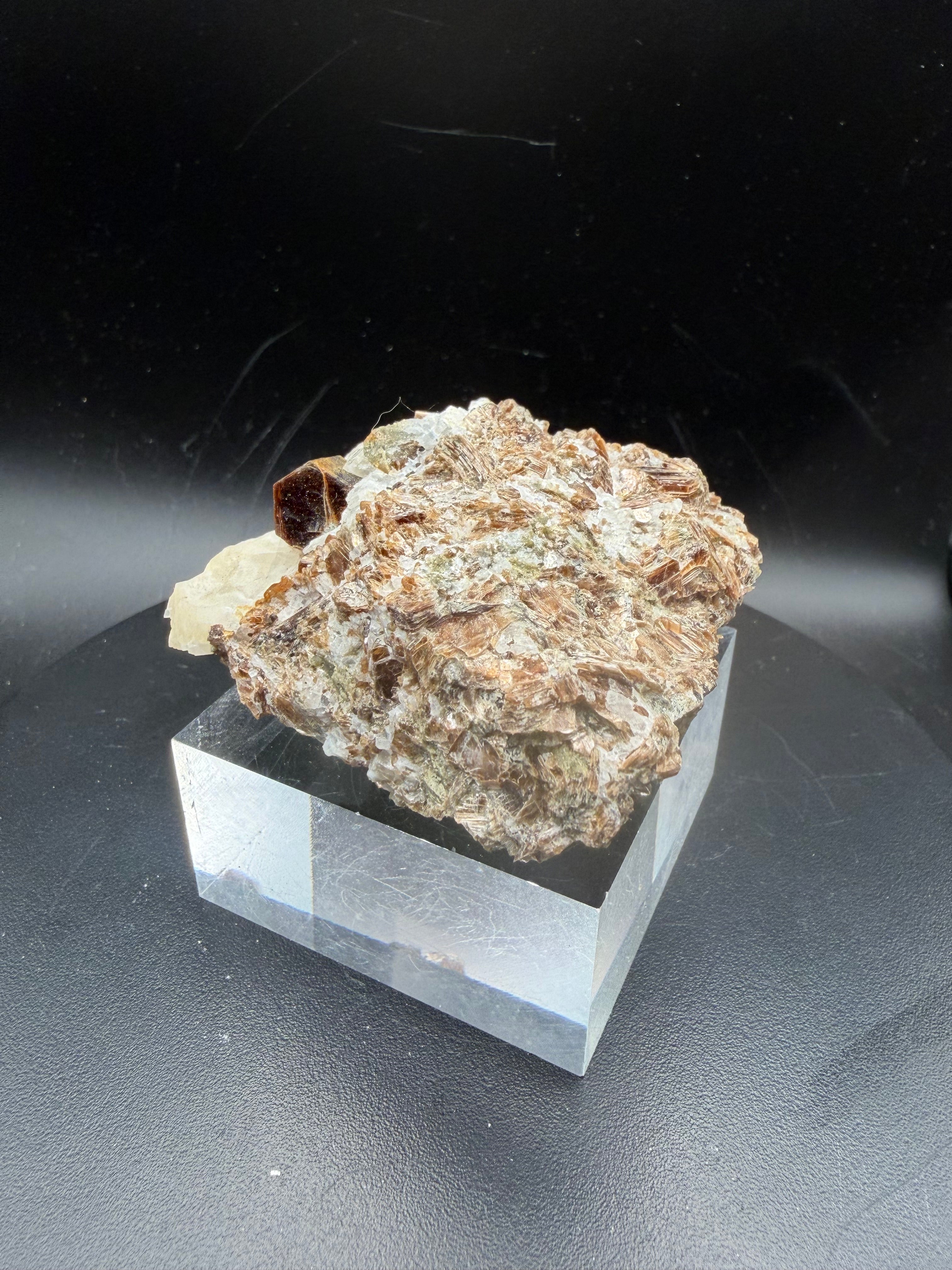 Phlogopite Ambré Fluorescent sur Calcite & Diopside – Kazabazua, Québec
