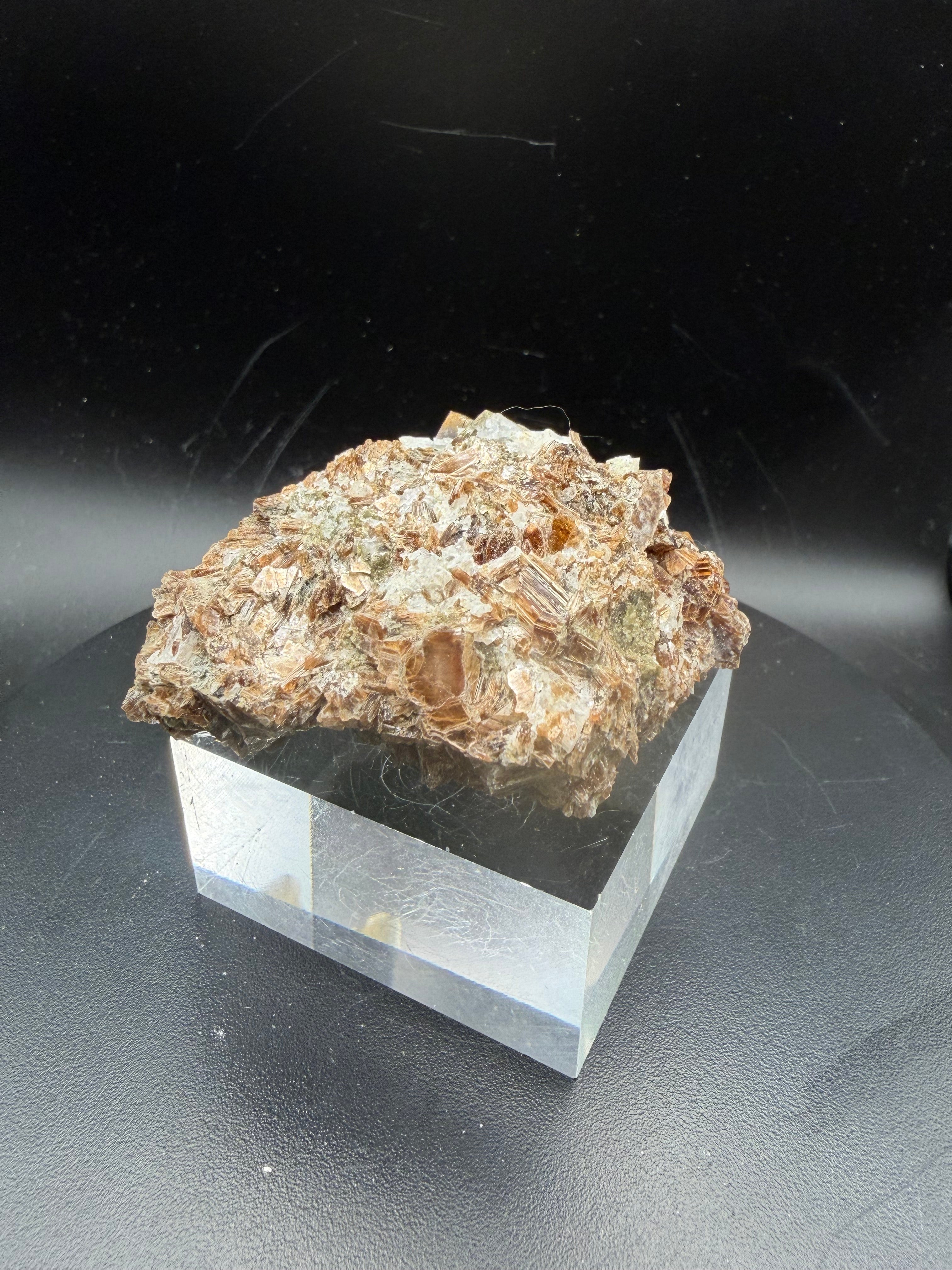 Phlogopite Ambré Fluorescent sur Calcite & Diopside – Kazabazua, Québec