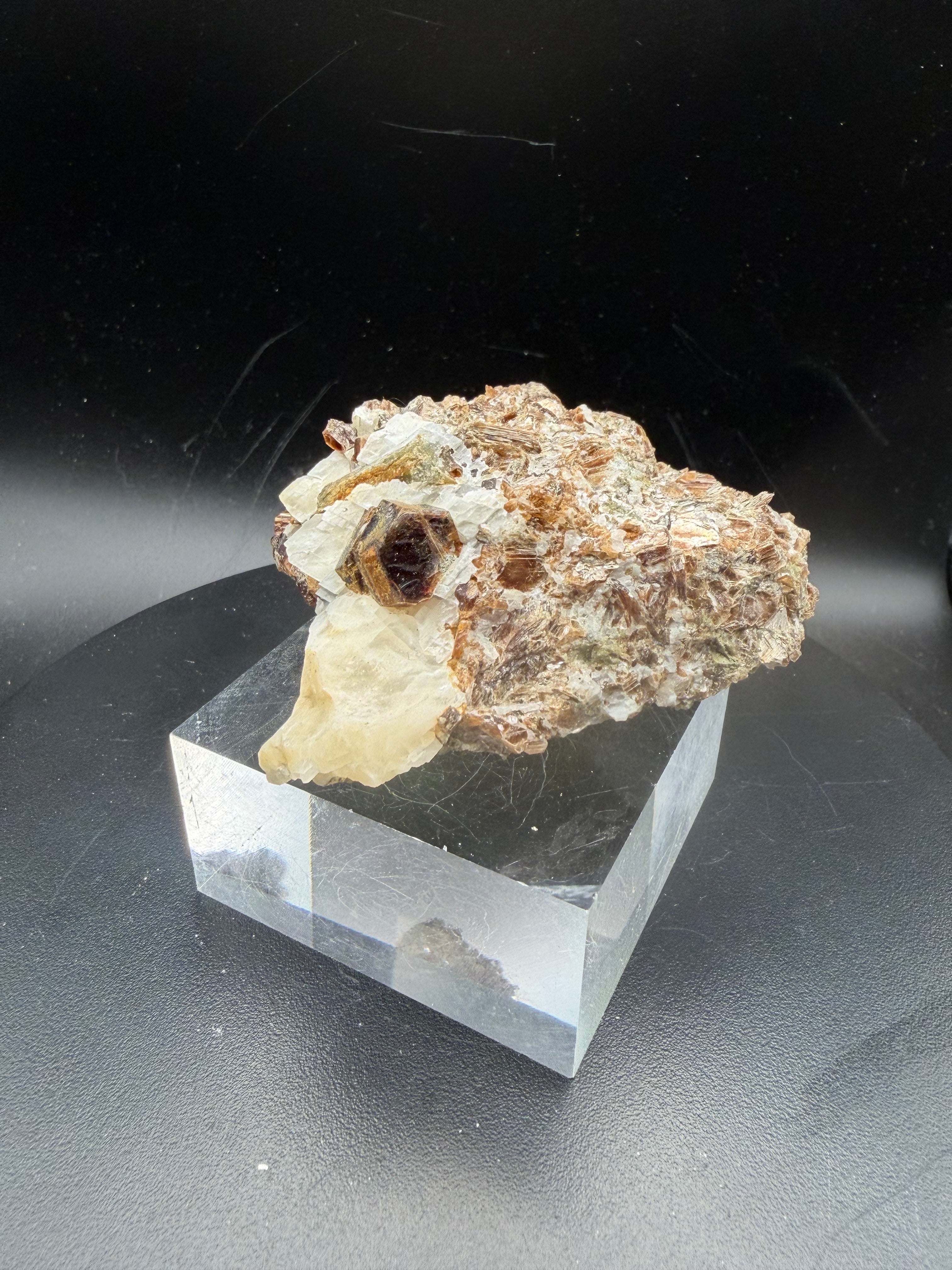Phlogopite Ambré Fluorescent sur Calcite & Diopside – Kazabazua, Québec