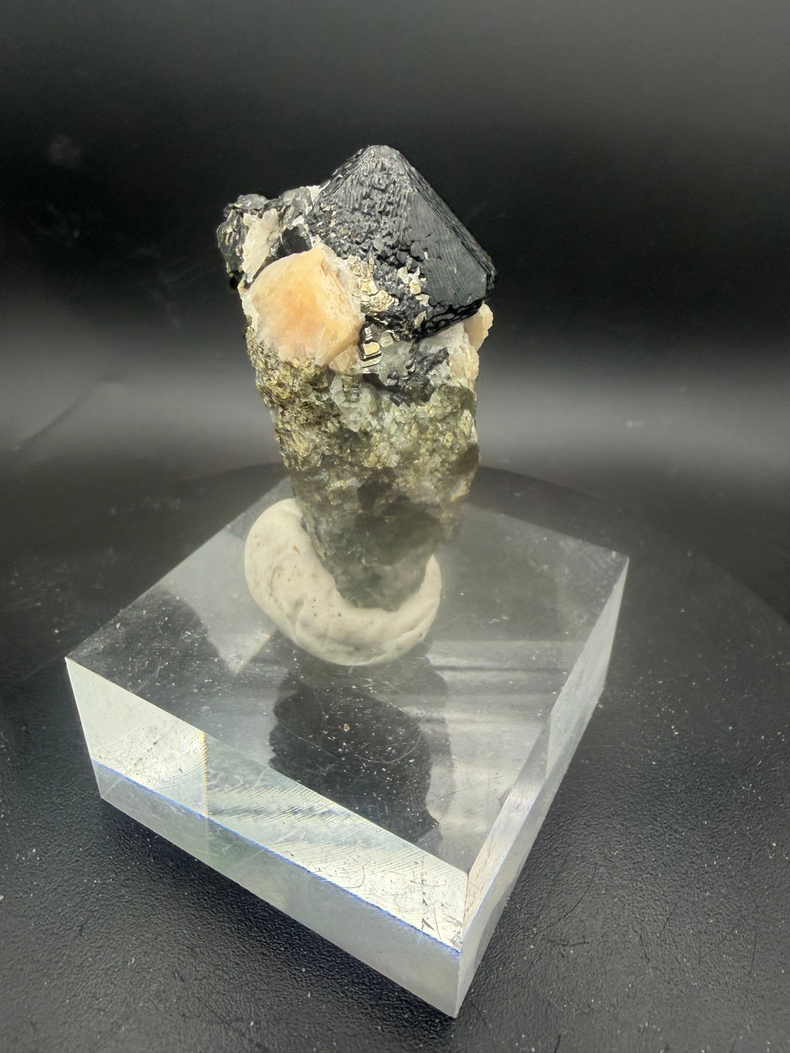 Spinel Noir avec Calcite Orangée, Phlogopite & Forstérite – Mine Parker, Notre-Dame-du-Laus, Québec