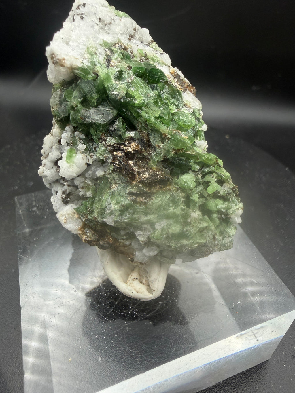 Trémolite Chrome Verte avec Zéolite, Pyrite & Titanite – Lac-Sainte-Marie, Québec