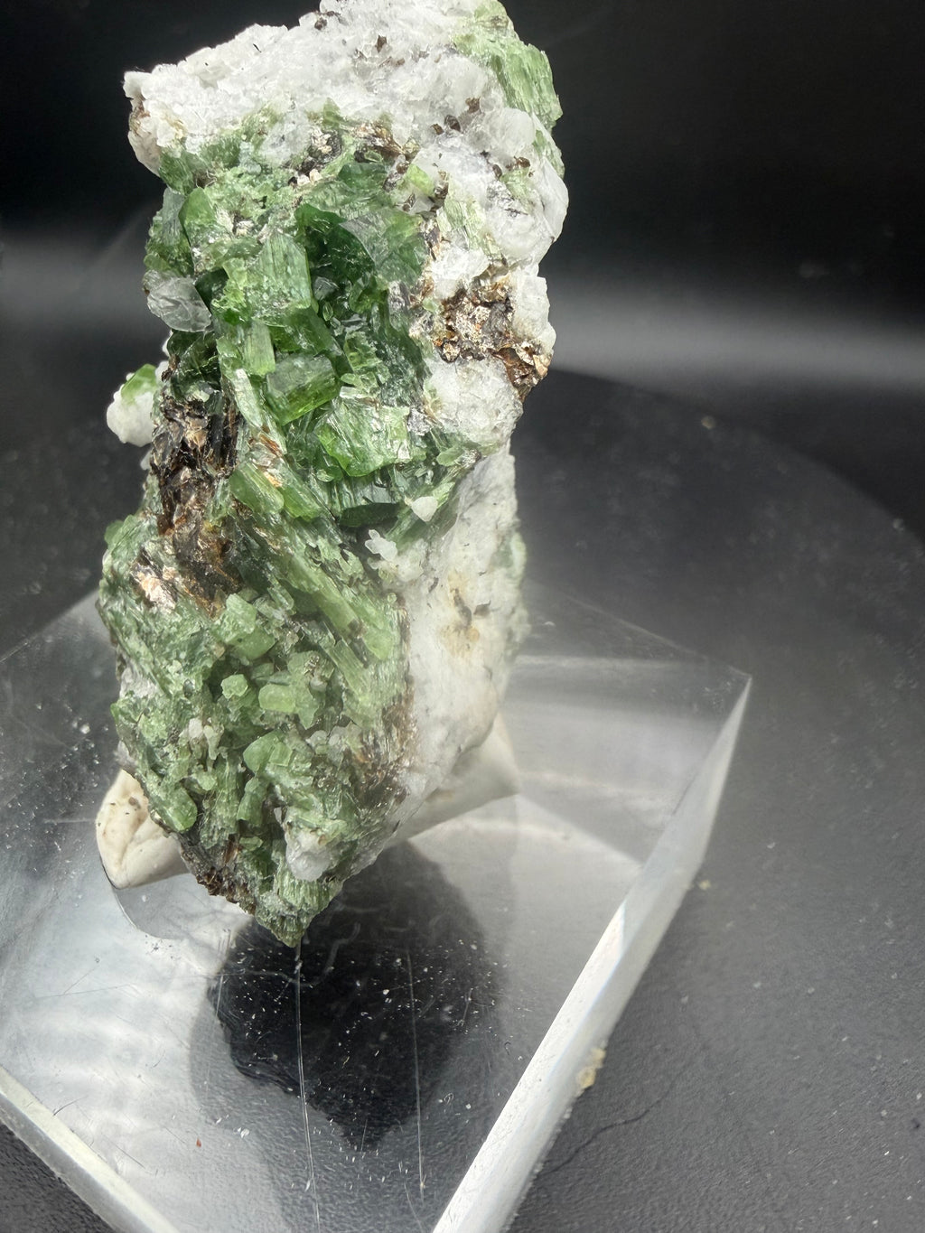 Trémolite Chrome Verte avec Zéolite, Pyrite & Titanite – Lac-Sainte-Marie, Québec