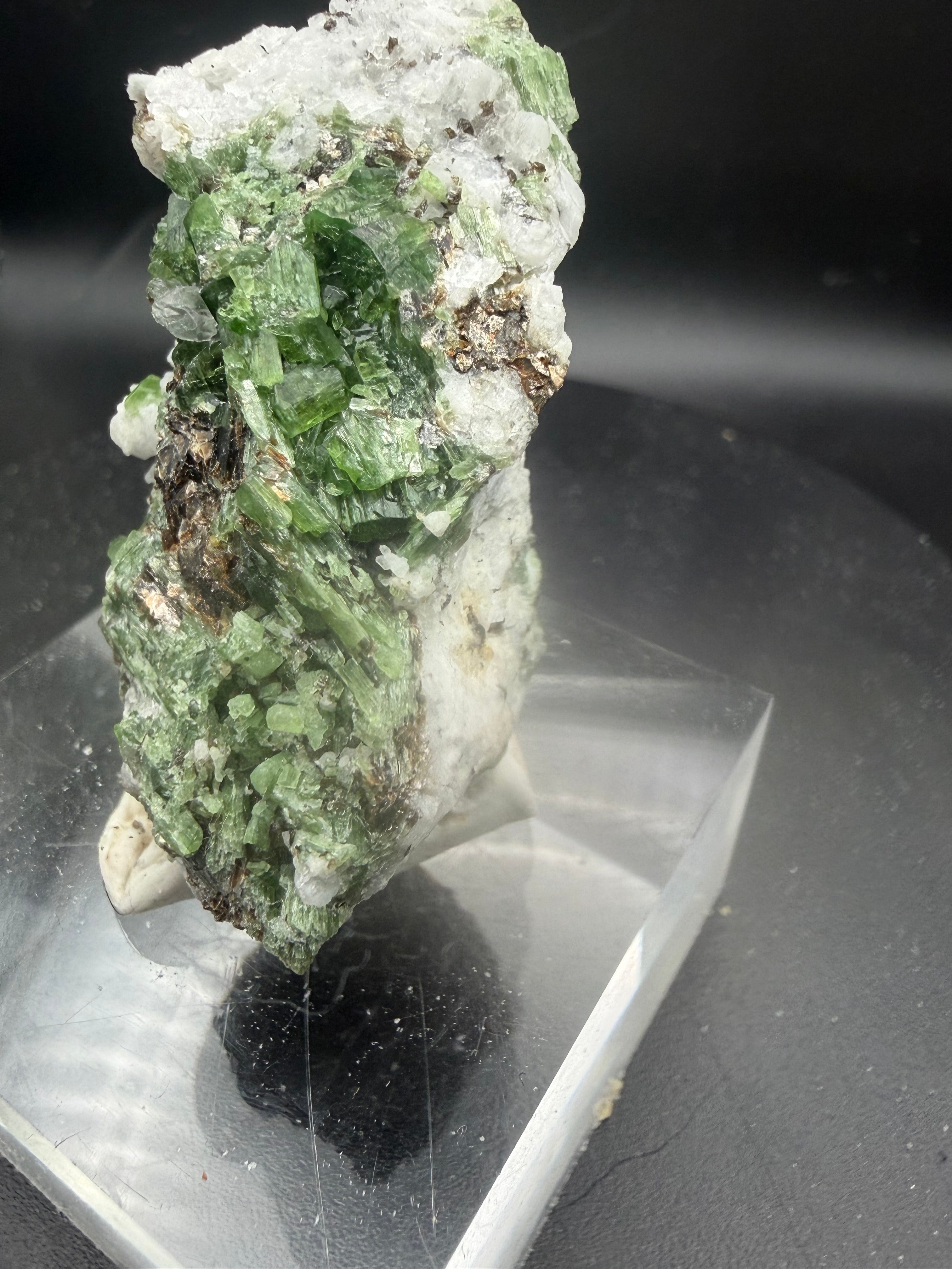 Trémolite Chrome Verte avec Zéolite, Pyrite & Titanite – Lac-Sainte-Marie, Québec