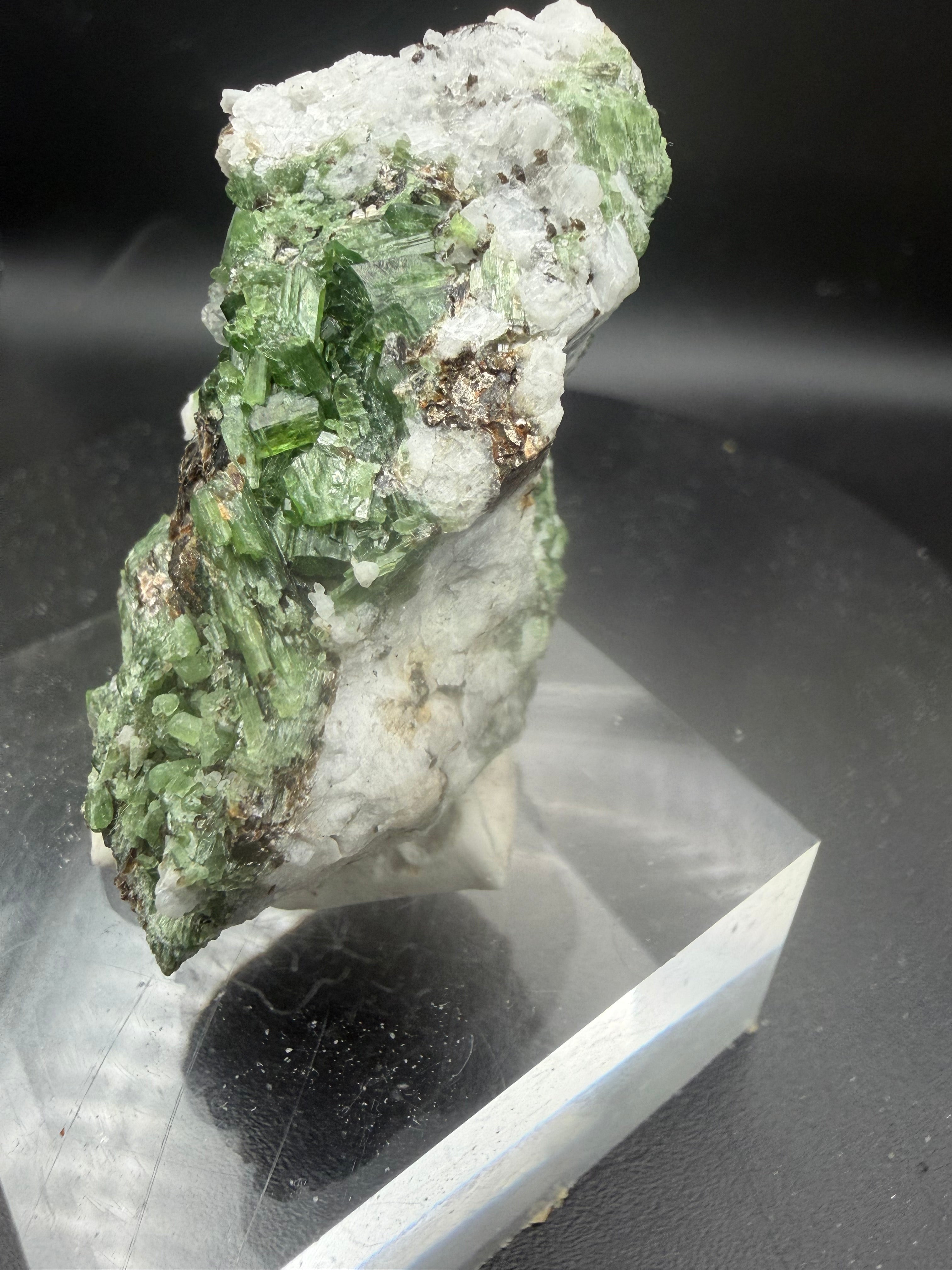 Trémolite Chrome Verte avec Zéolite, Pyrite & Titanite – Lac-Sainte-Marie, Québec