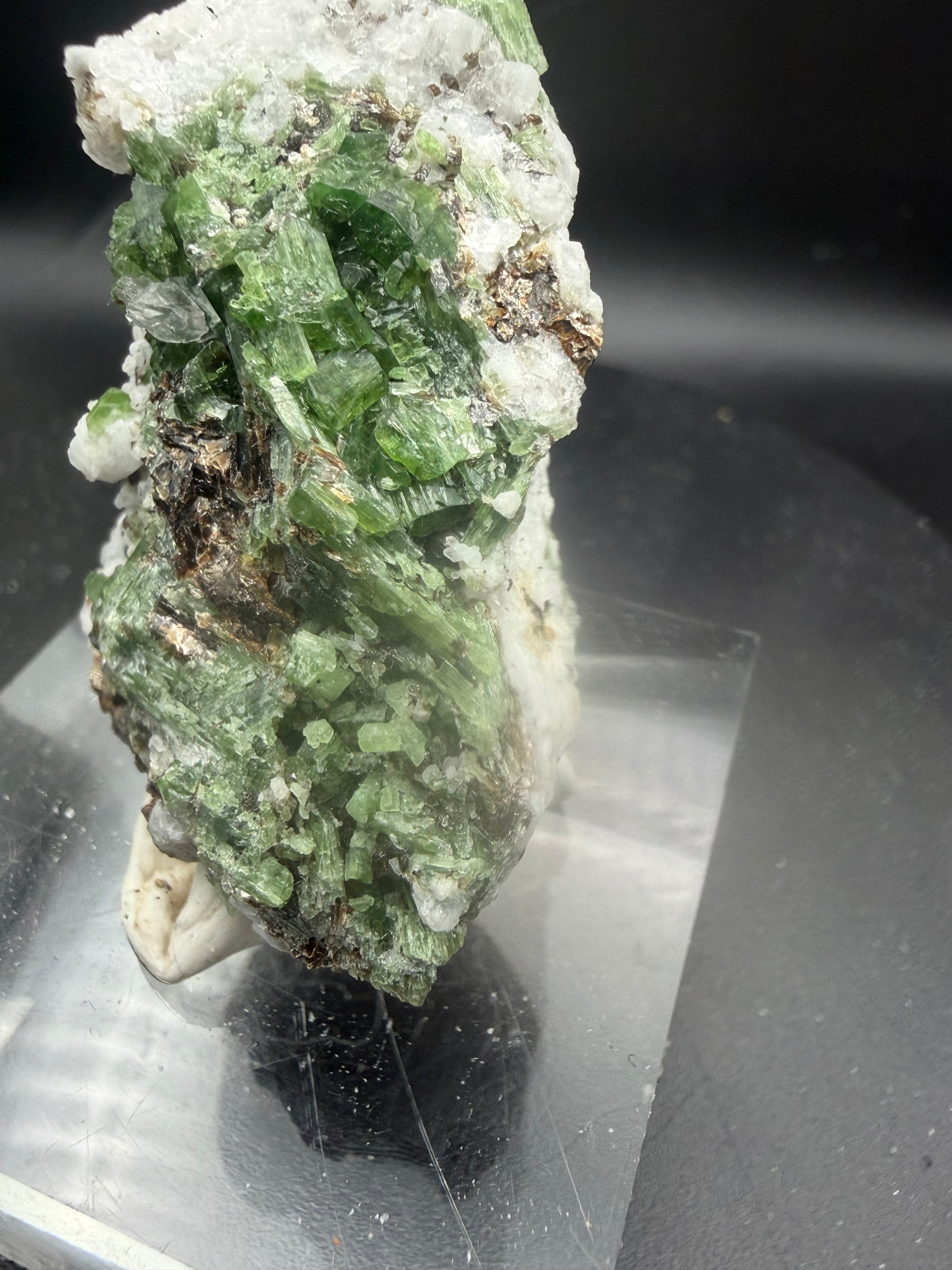 Trémolite Chrome Verte avec Zéolite, Pyrite & Titanite – Lac-Sainte-Marie, Québec