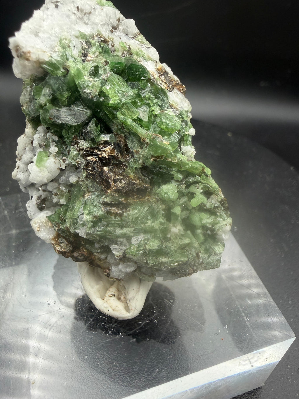 Trémolite Chrome Verte avec Zéolite, Pyrite & Titanite – Lac-Sainte-Marie, Québec