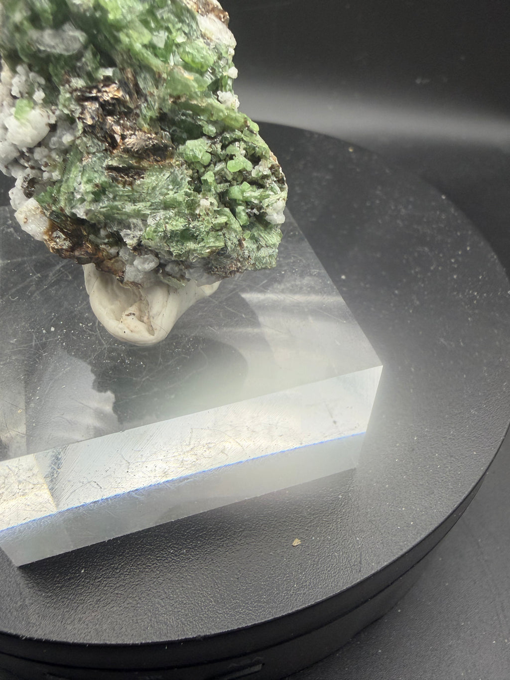 Trémolite Chrome Verte avec Zéolite, Pyrite & Titanite – Lac-Sainte-Marie, Québec