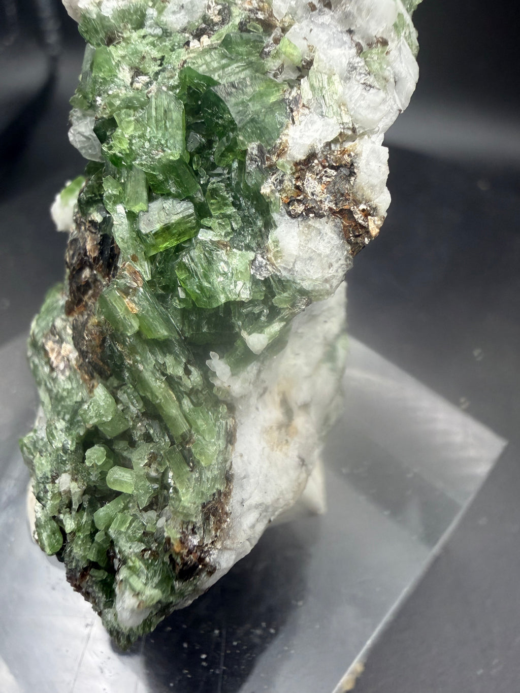 Trémolite Chrome Verte avec Zéolite, Pyrite & Titanite – Lac-Sainte-Marie, Québec