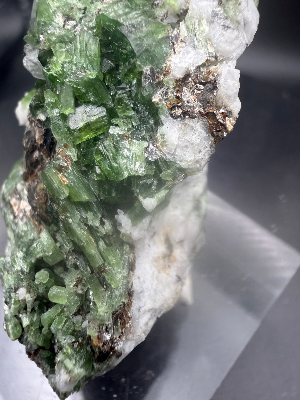 Trémolite Chrome Verte avec Zéolite, Pyrite & Titanite – Lac-Sainte-Marie, Québec