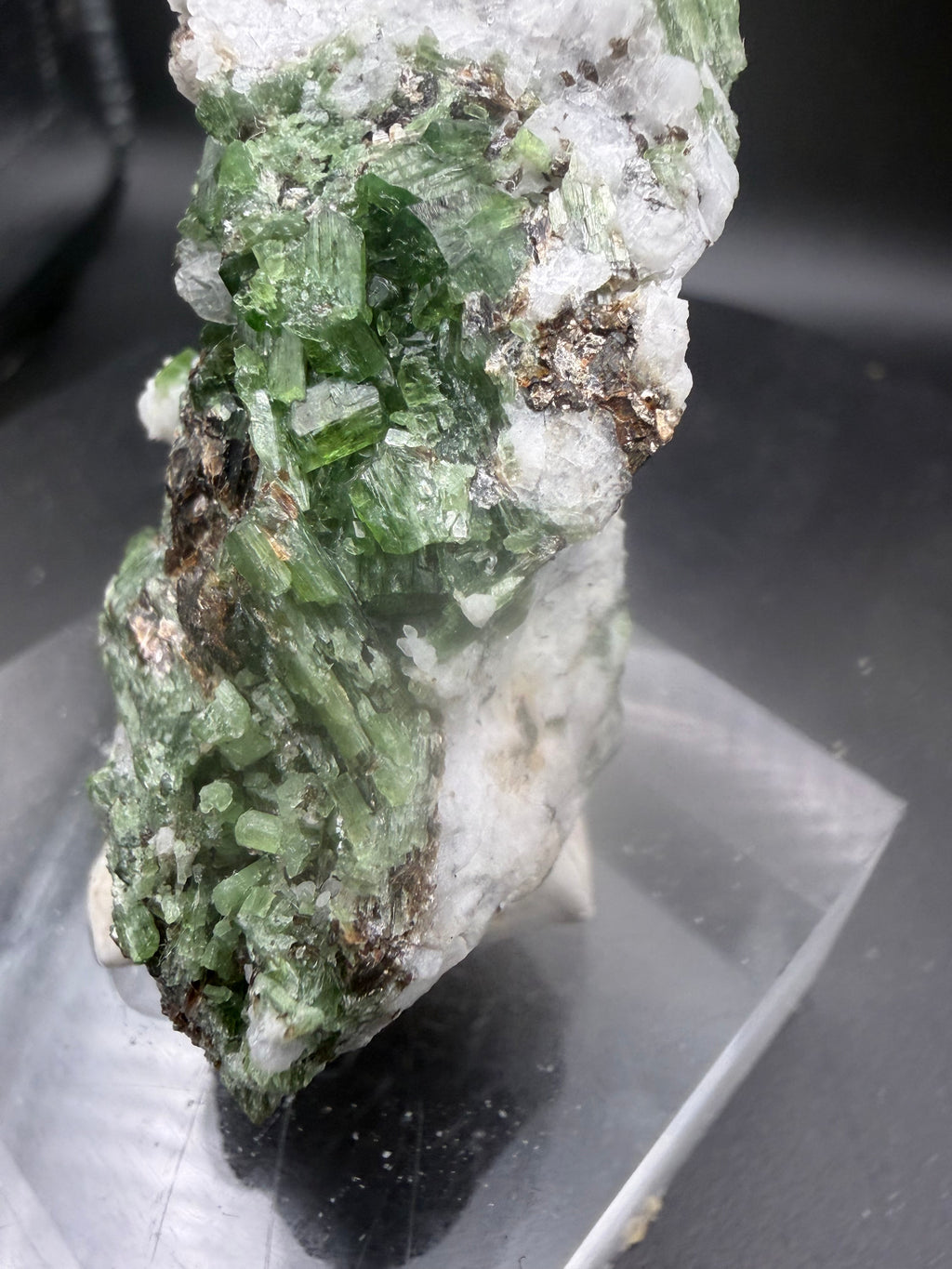 Trémolite Chrome Verte avec Zéolite, Pyrite & Titanite – Lac-Sainte-Marie, Québec