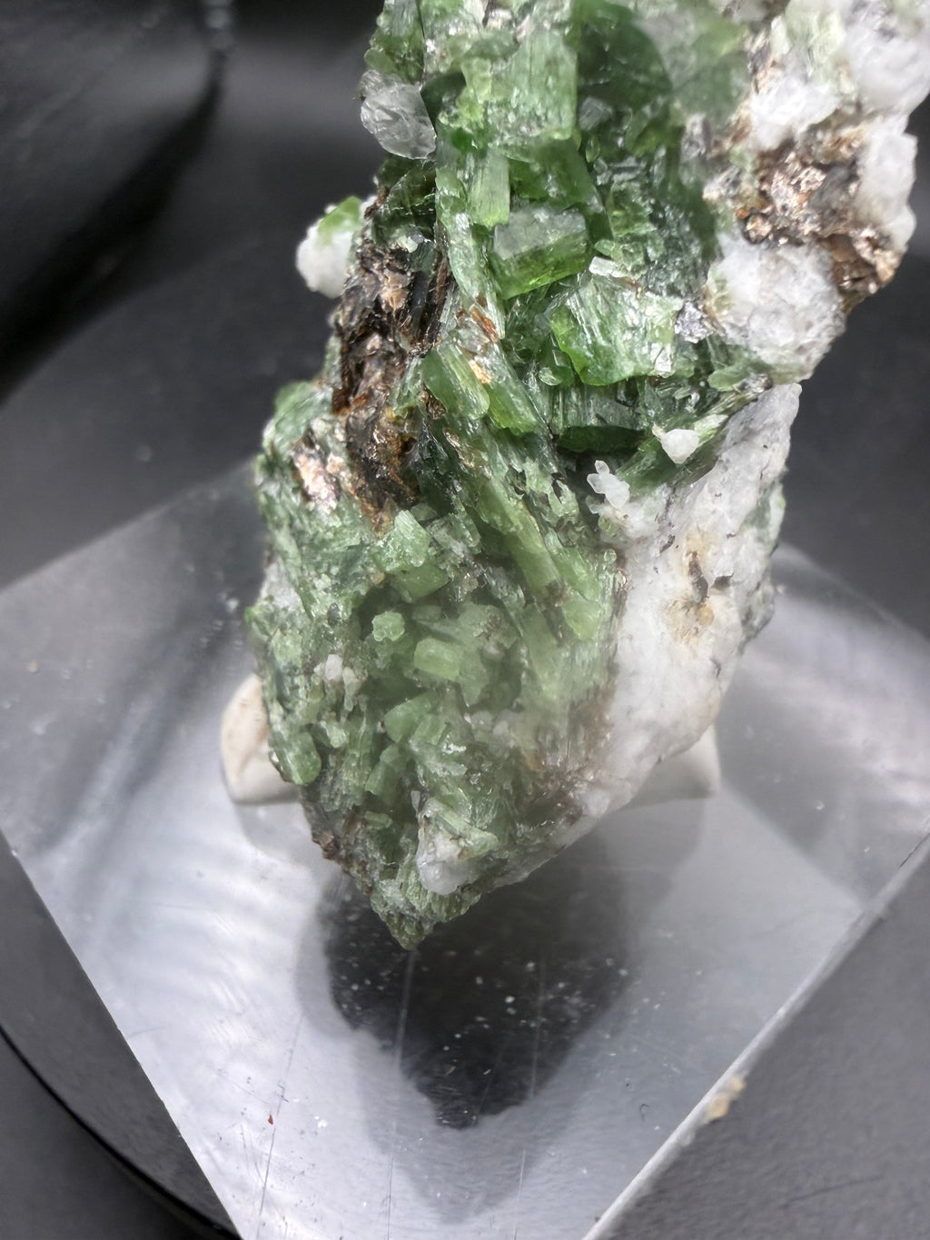 Trémolite Chrome Verte avec Zéolite, Pyrite & Titanite – Lac-Sainte-Marie, Québec