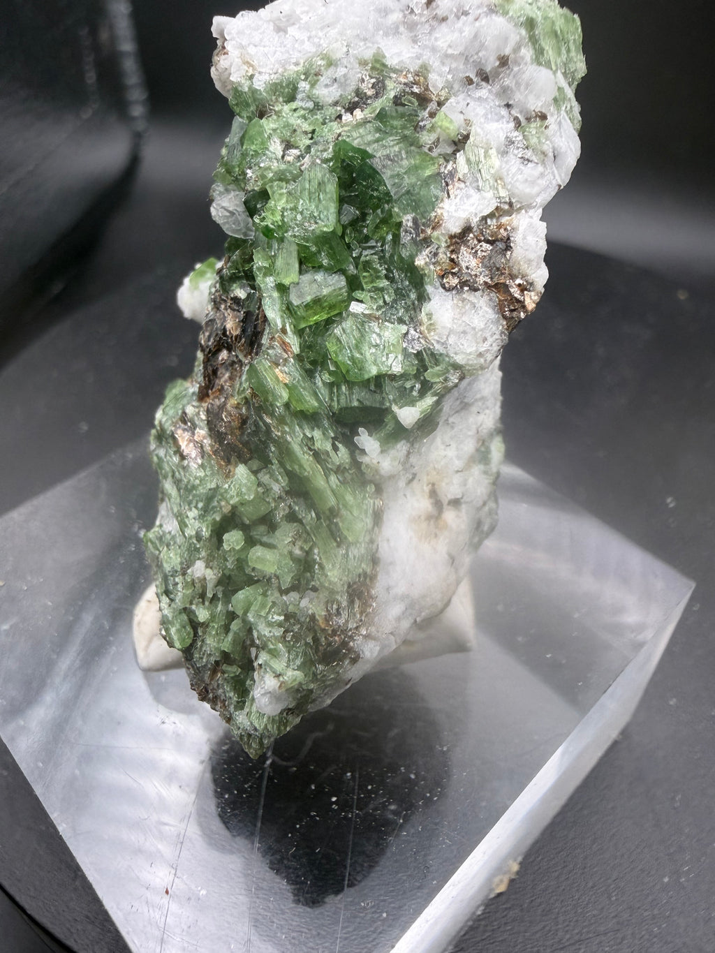 Trémolite Chrome Verte avec Zéolite, Pyrite & Titanite – Lac-Sainte-Marie, Québec