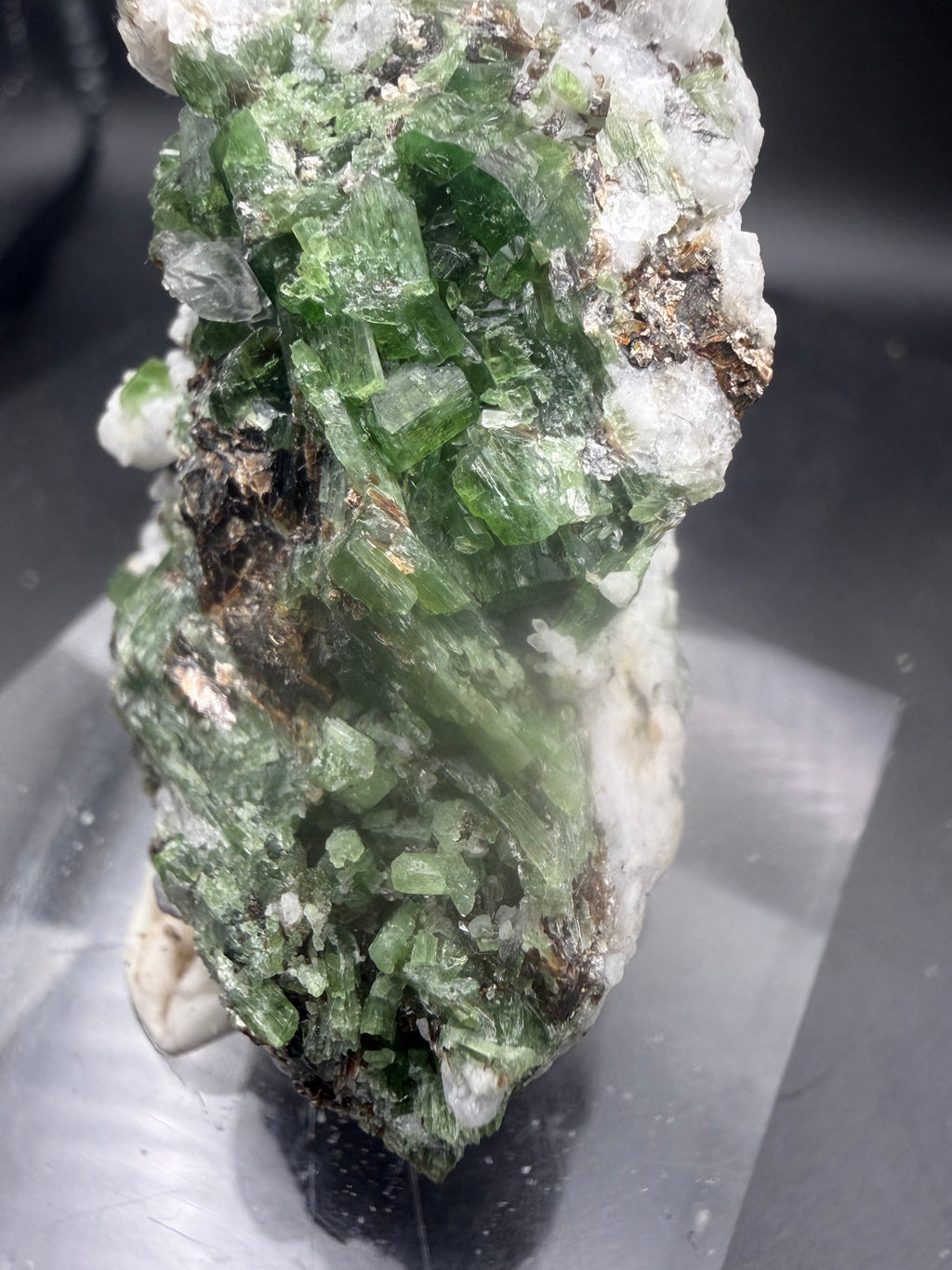 Trémolite Chrome Verte avec Zéolite, Pyrite & Titanite – Lac-Sainte-Marie, Québec