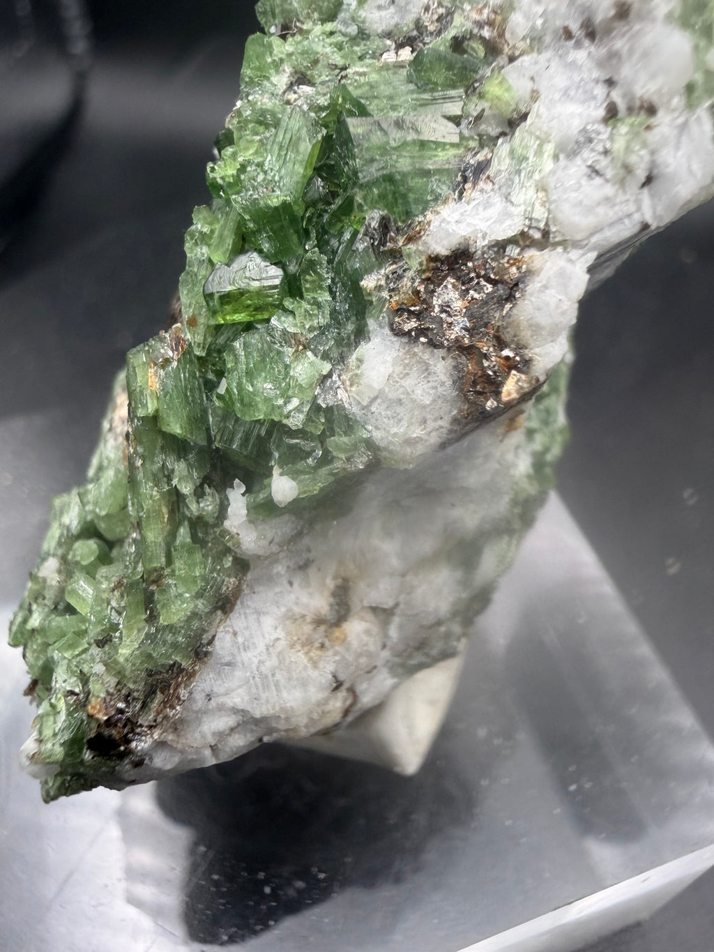 Trémolite Chrome Verte avec Zéolite, Pyrite & Titanite – Lac-Sainte-Marie, Québec