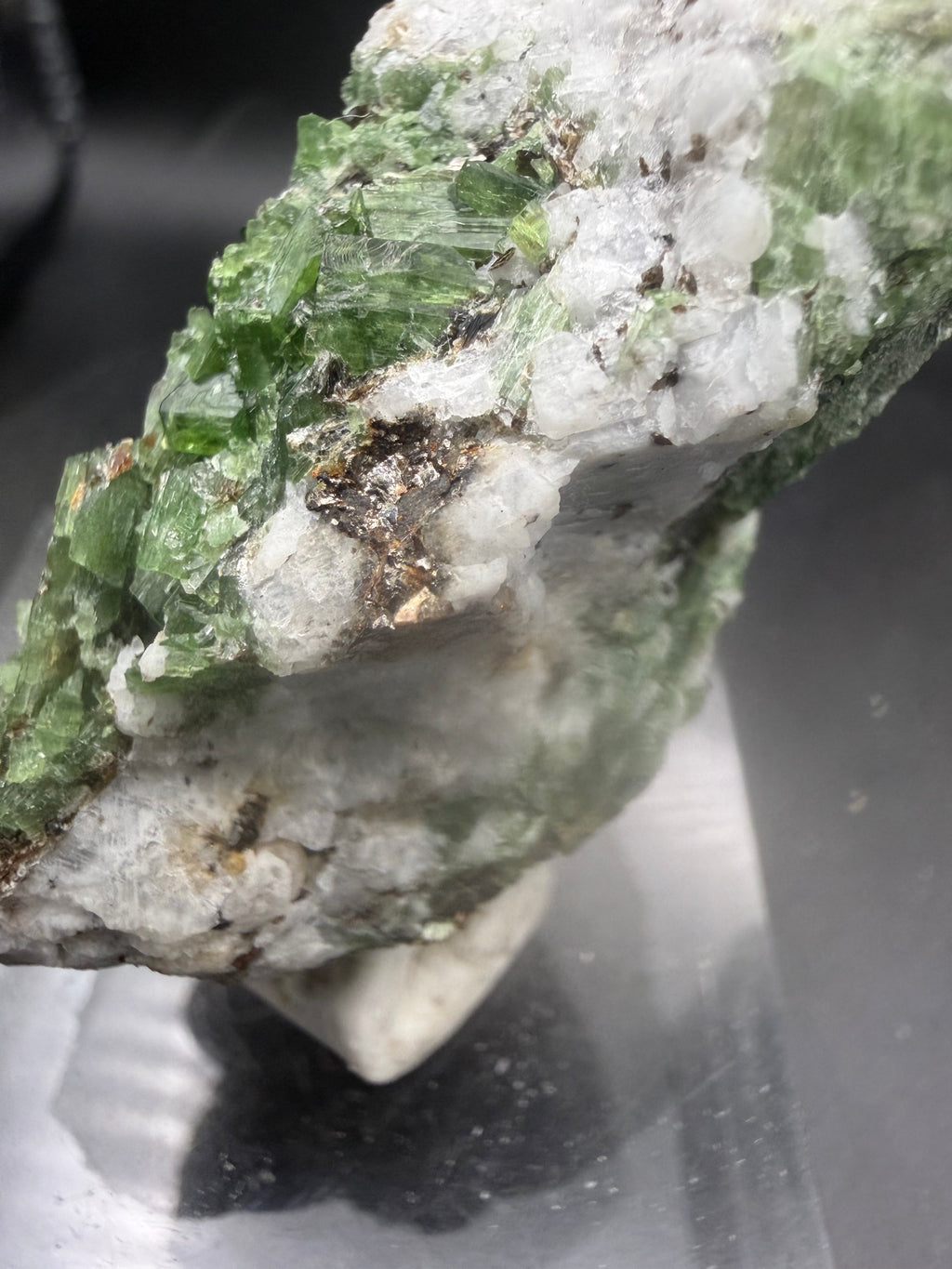 Trémolite Chrome Verte avec Zéolite, Pyrite & Titanite – Lac-Sainte-Marie, Québec