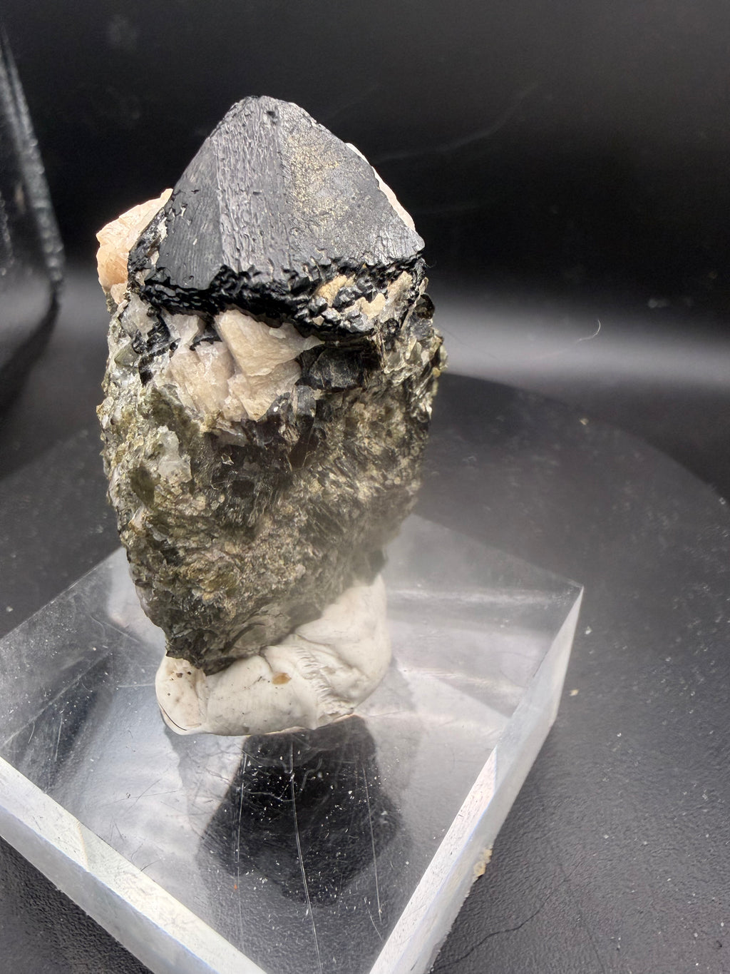 Spinel Noir avec Calcite Orangée, Phlogopite & Forstérite – Mine Parker, Notre-Dame-du-Laus, Québec